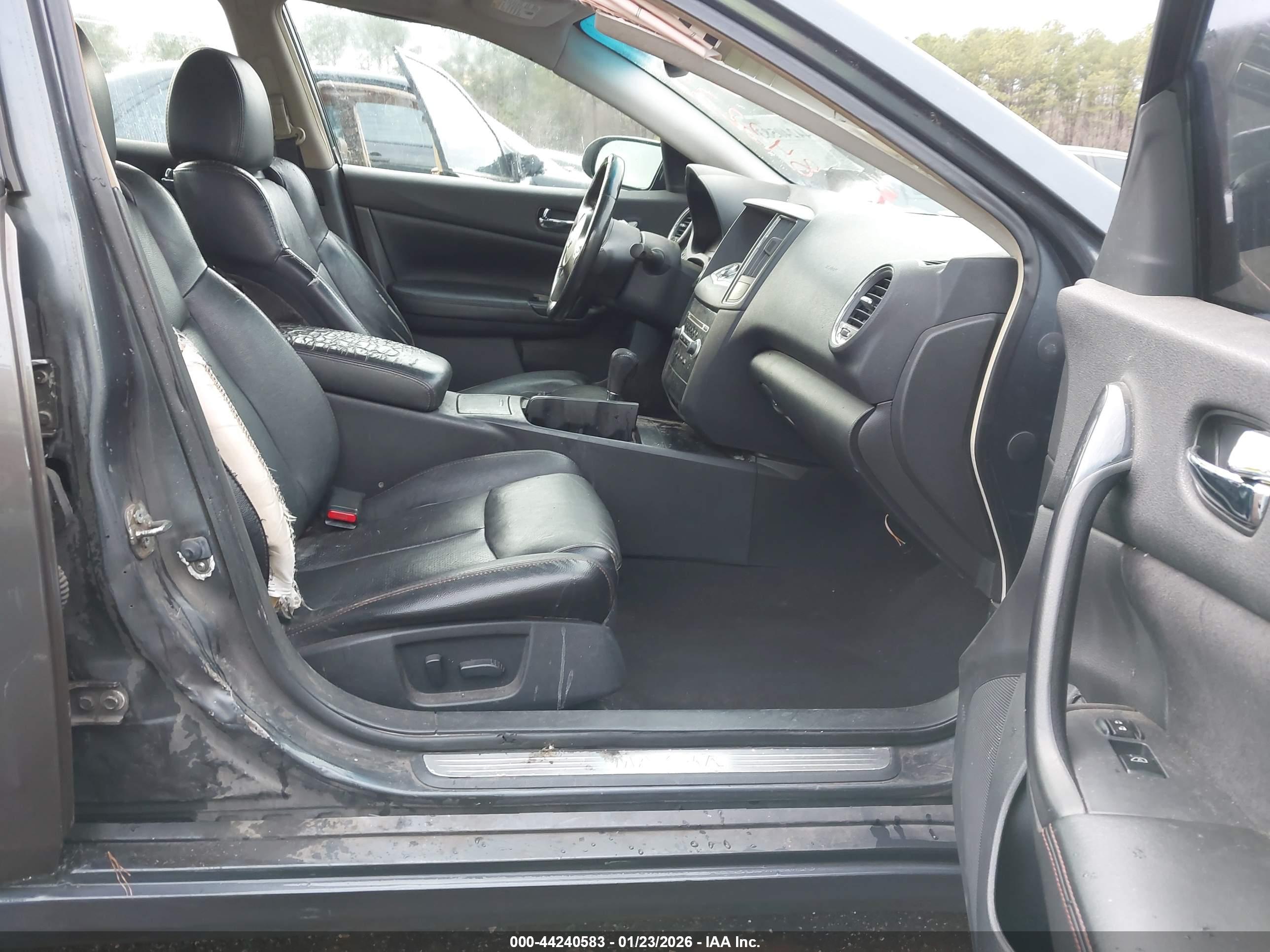 NISSAN MAXIMA image 5