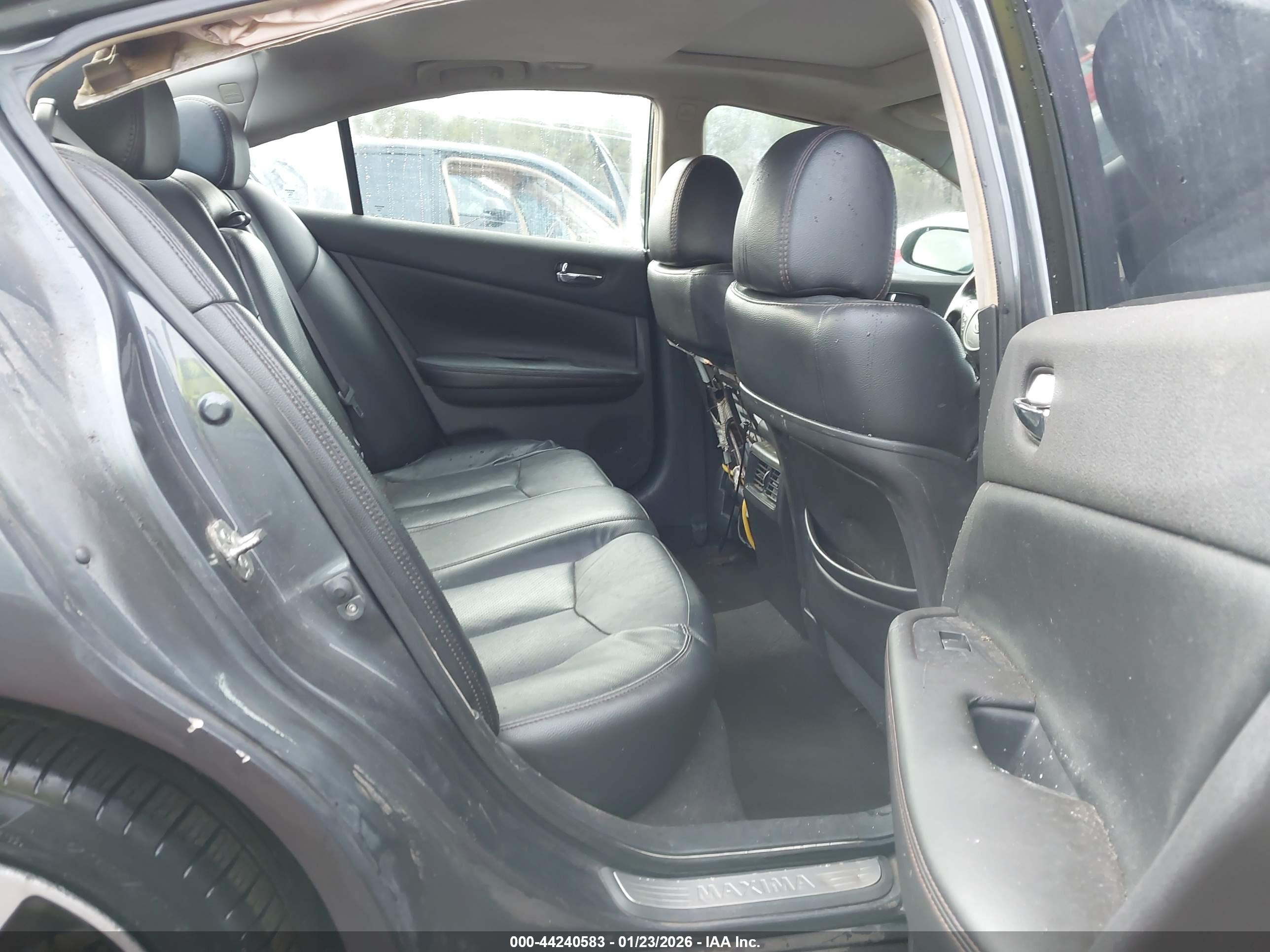 NISSAN MAXIMA image 8