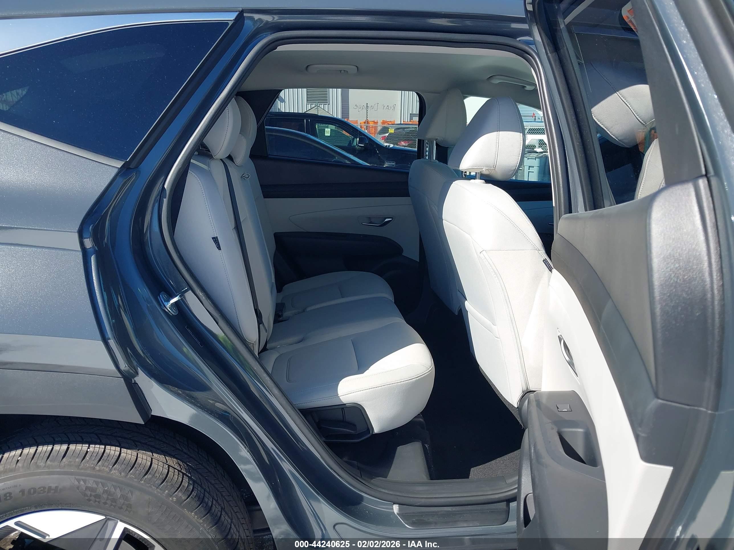 HYUNDAI TUCSON image 8