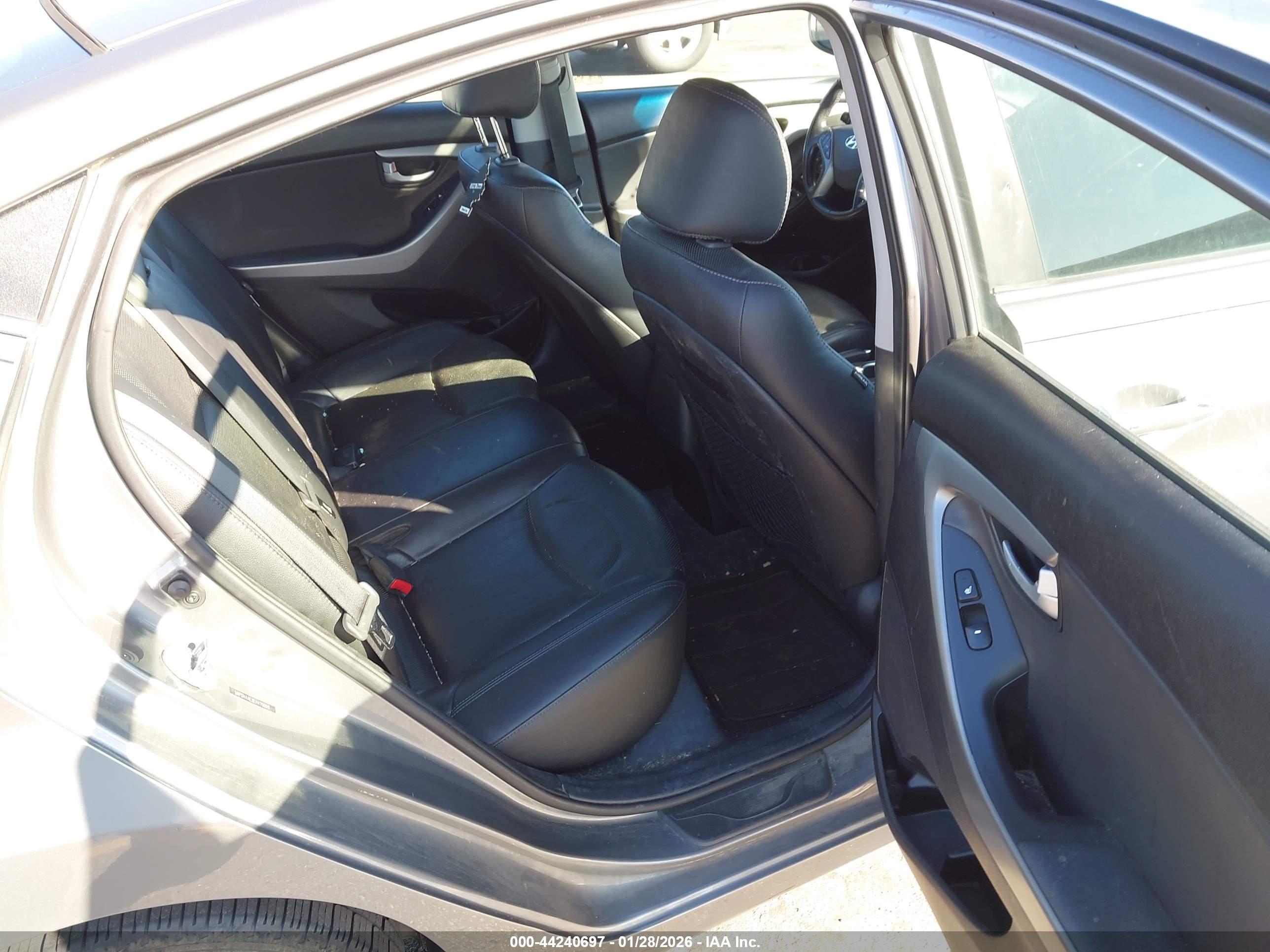 HYUNDAI ELANTRA image 8