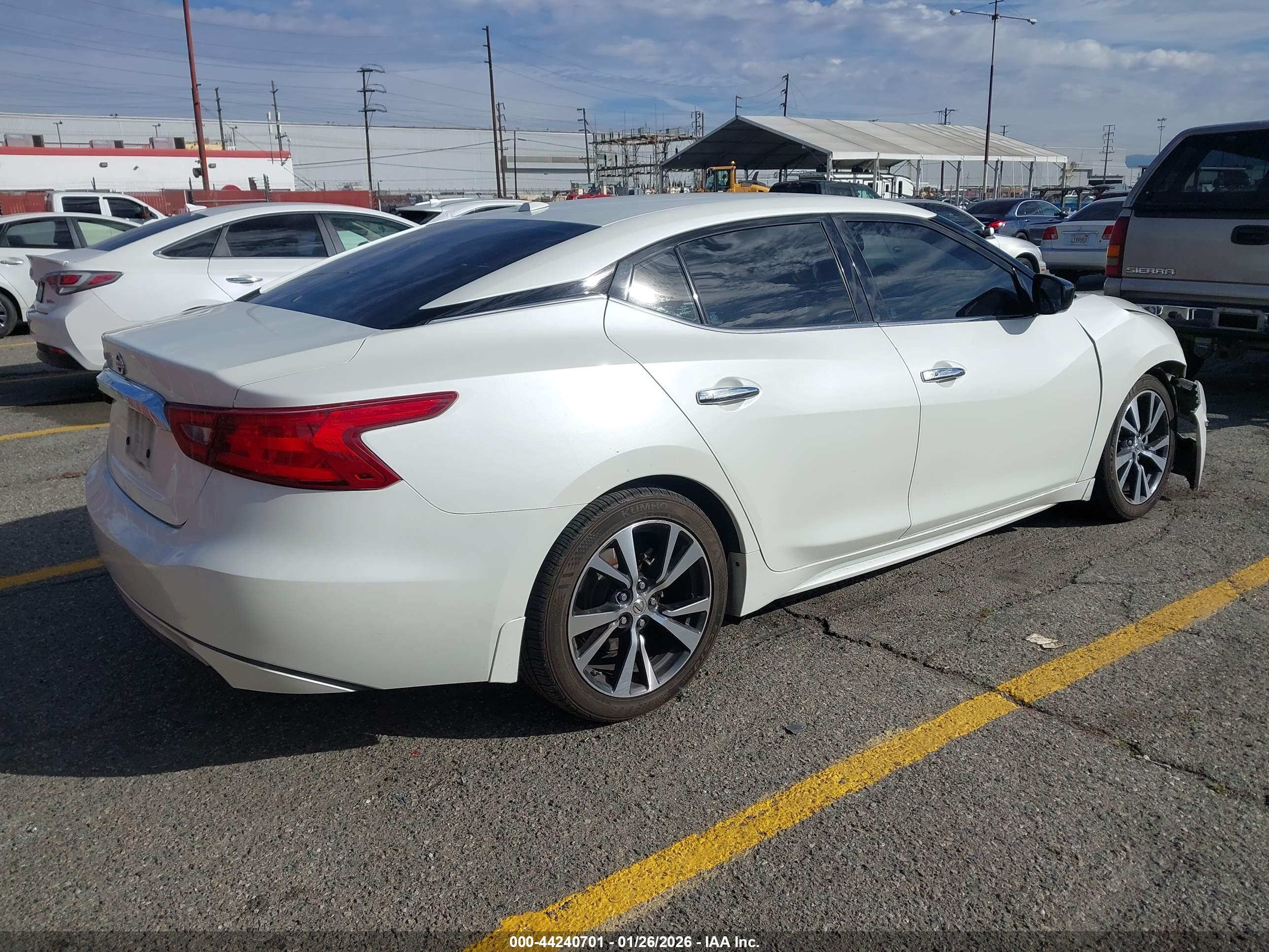 NISSAN MAXIMA image 4