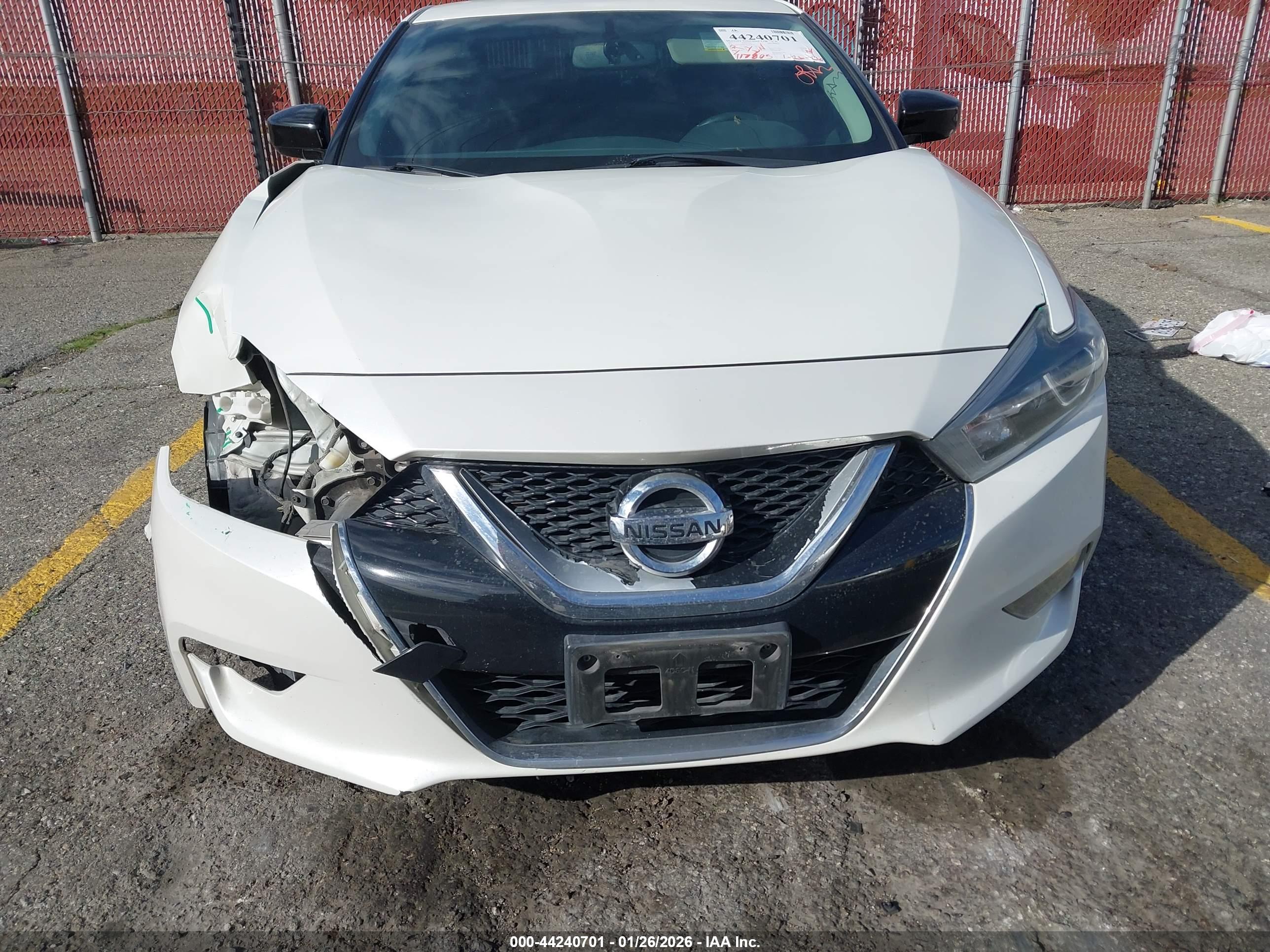 NISSAN MAXIMA image 6