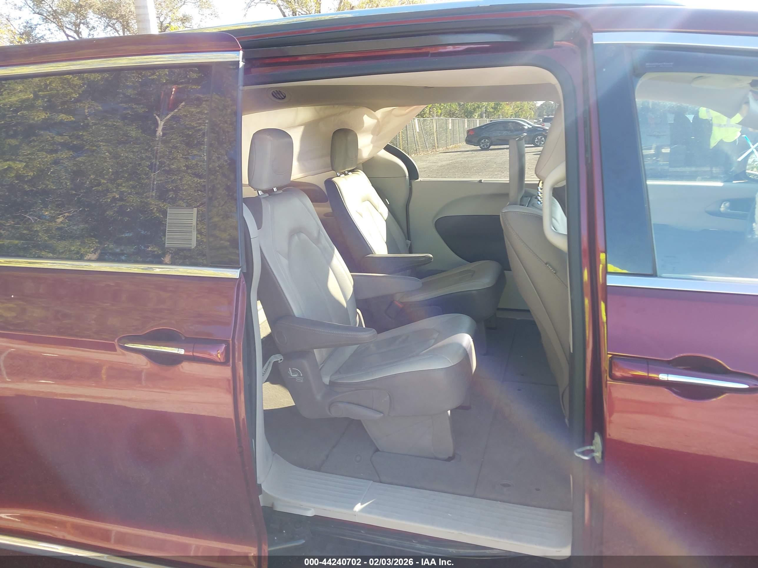 CHRYSLER PACIFICA image 8