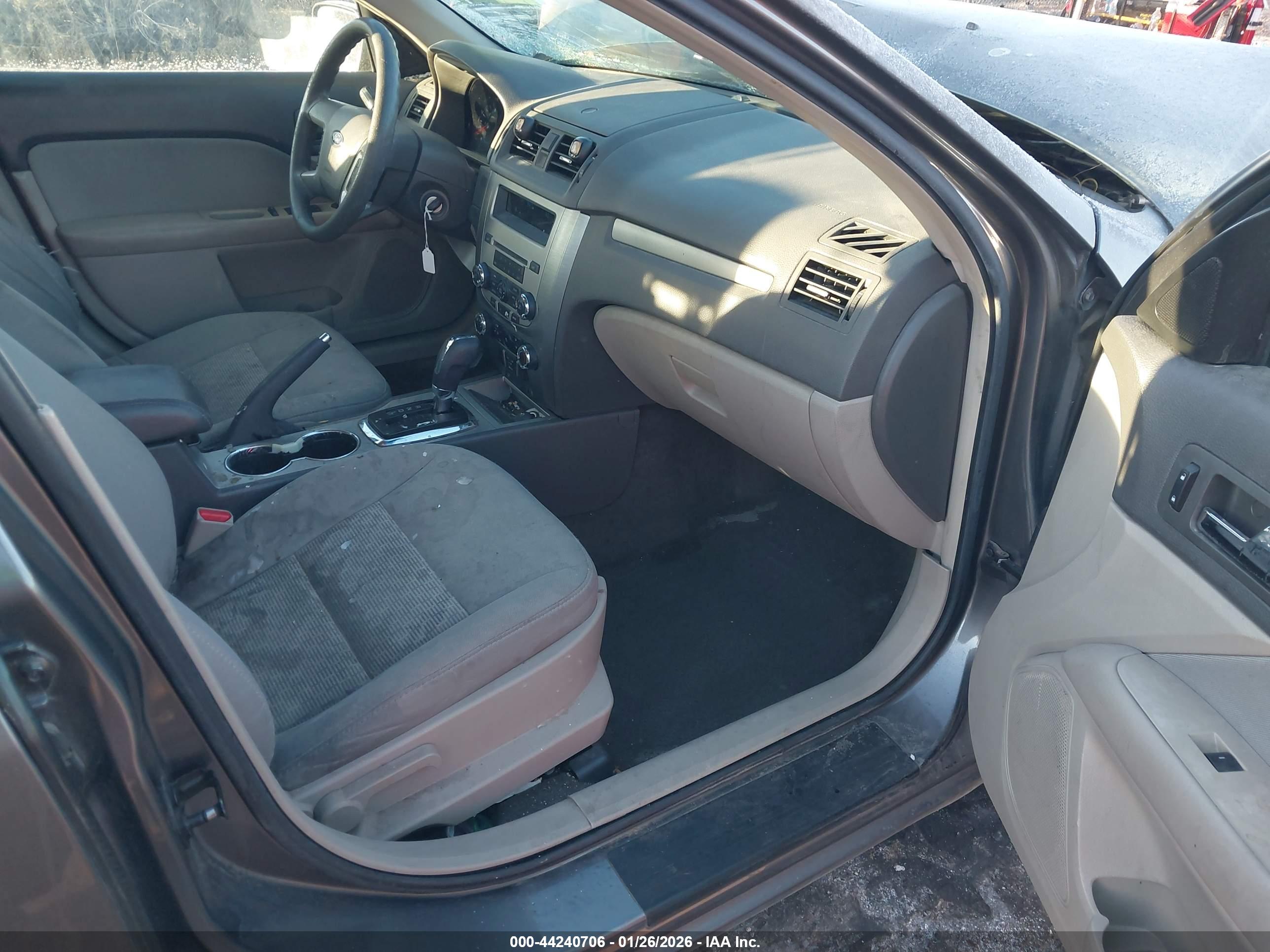 FORD FUSION image 5