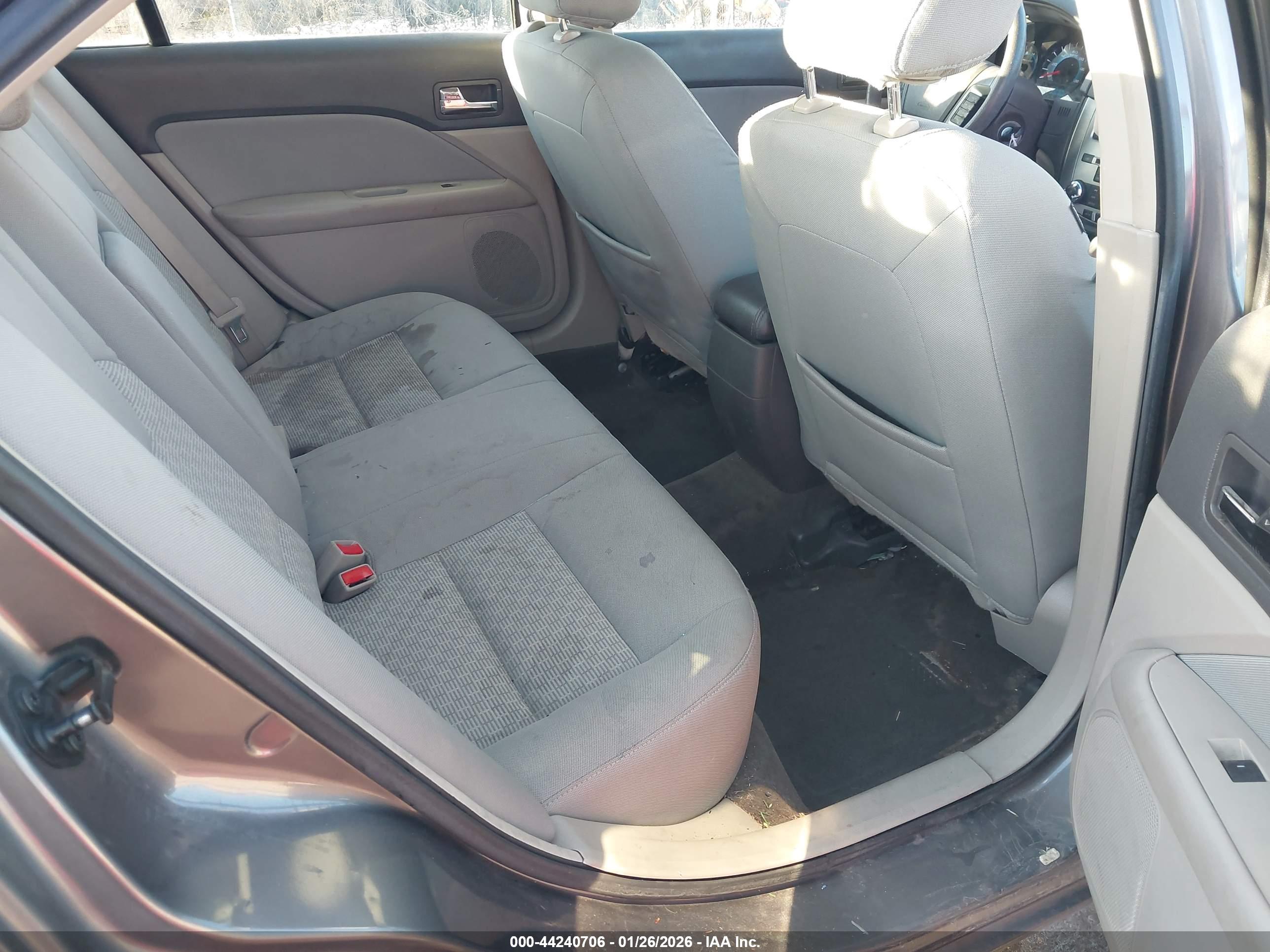 FORD FUSION image 8