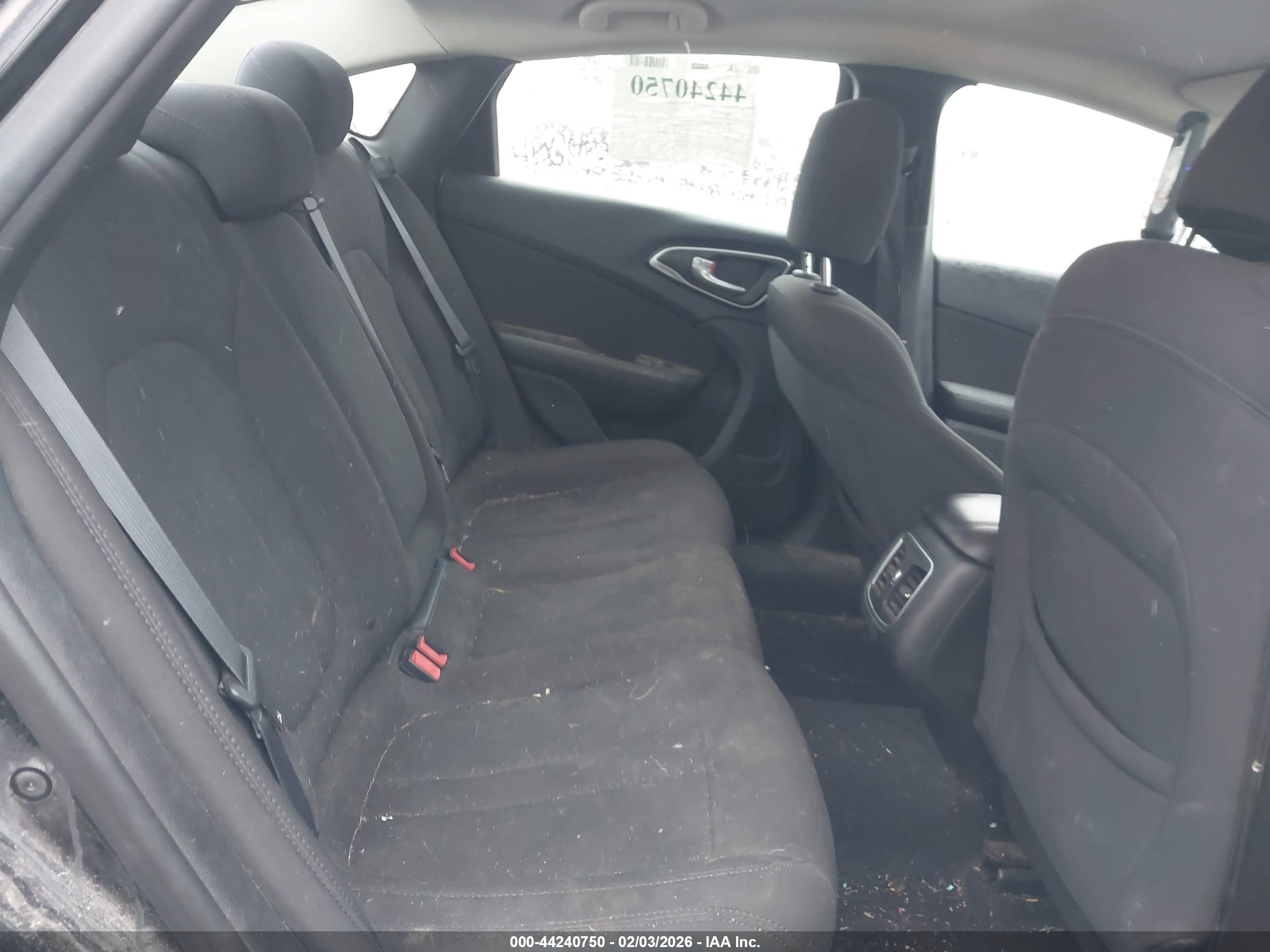 CHRYSLER 200 image 8
