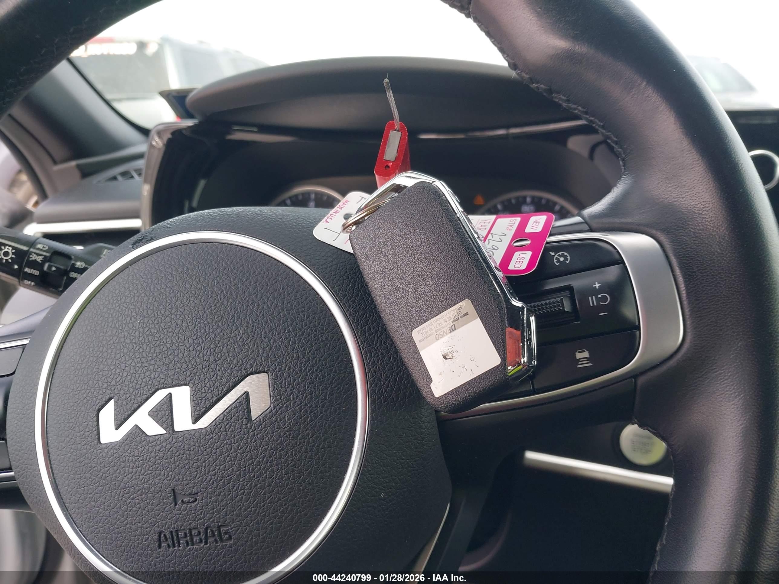 KIA K5 image 11
