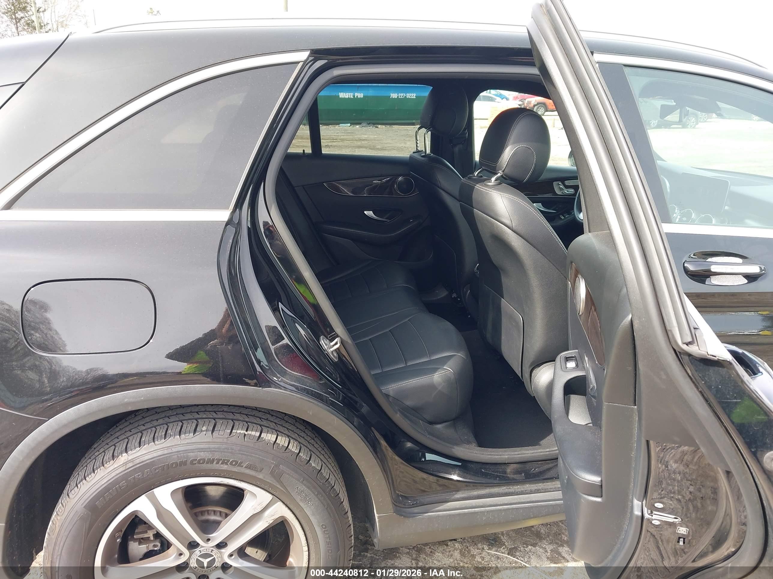 MERCEDES-BENZ GLC image 8