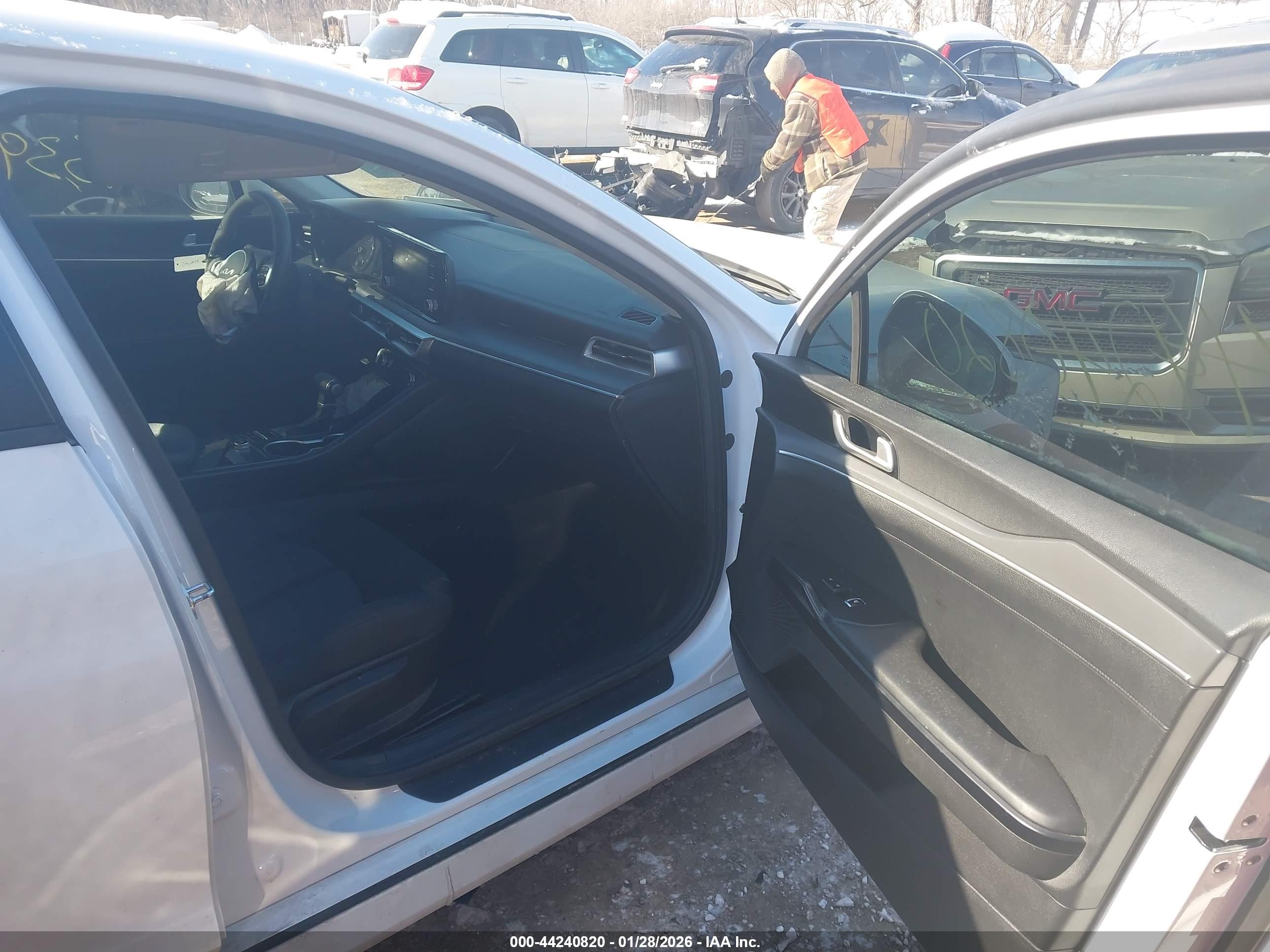 KIA K5 image 5