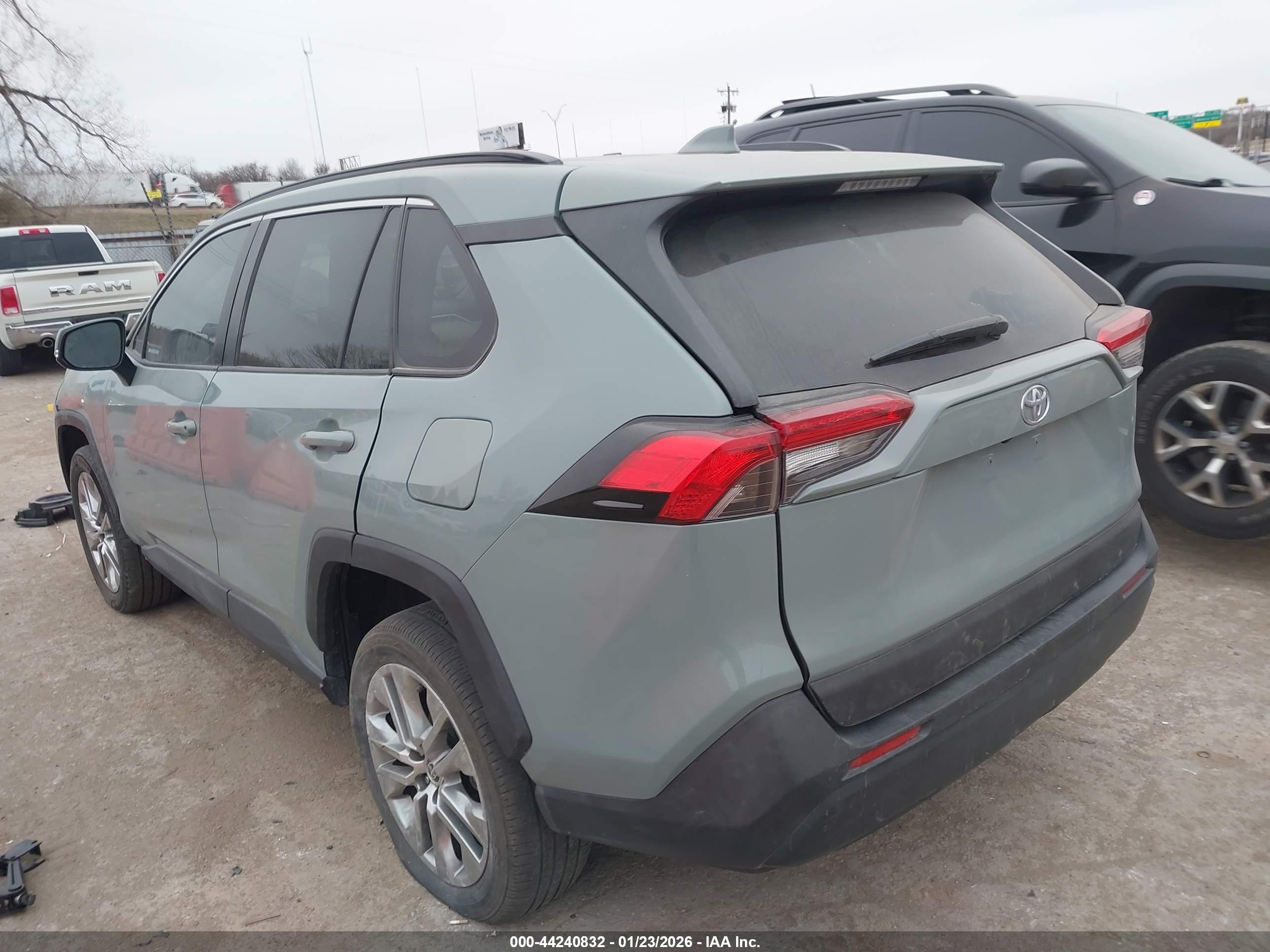 TOYOTA RAV4 image 3