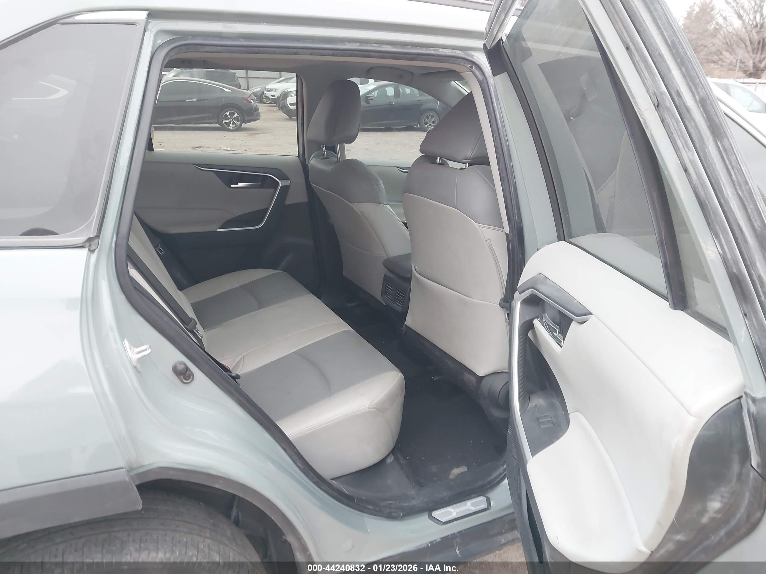 TOYOTA RAV4 image 8