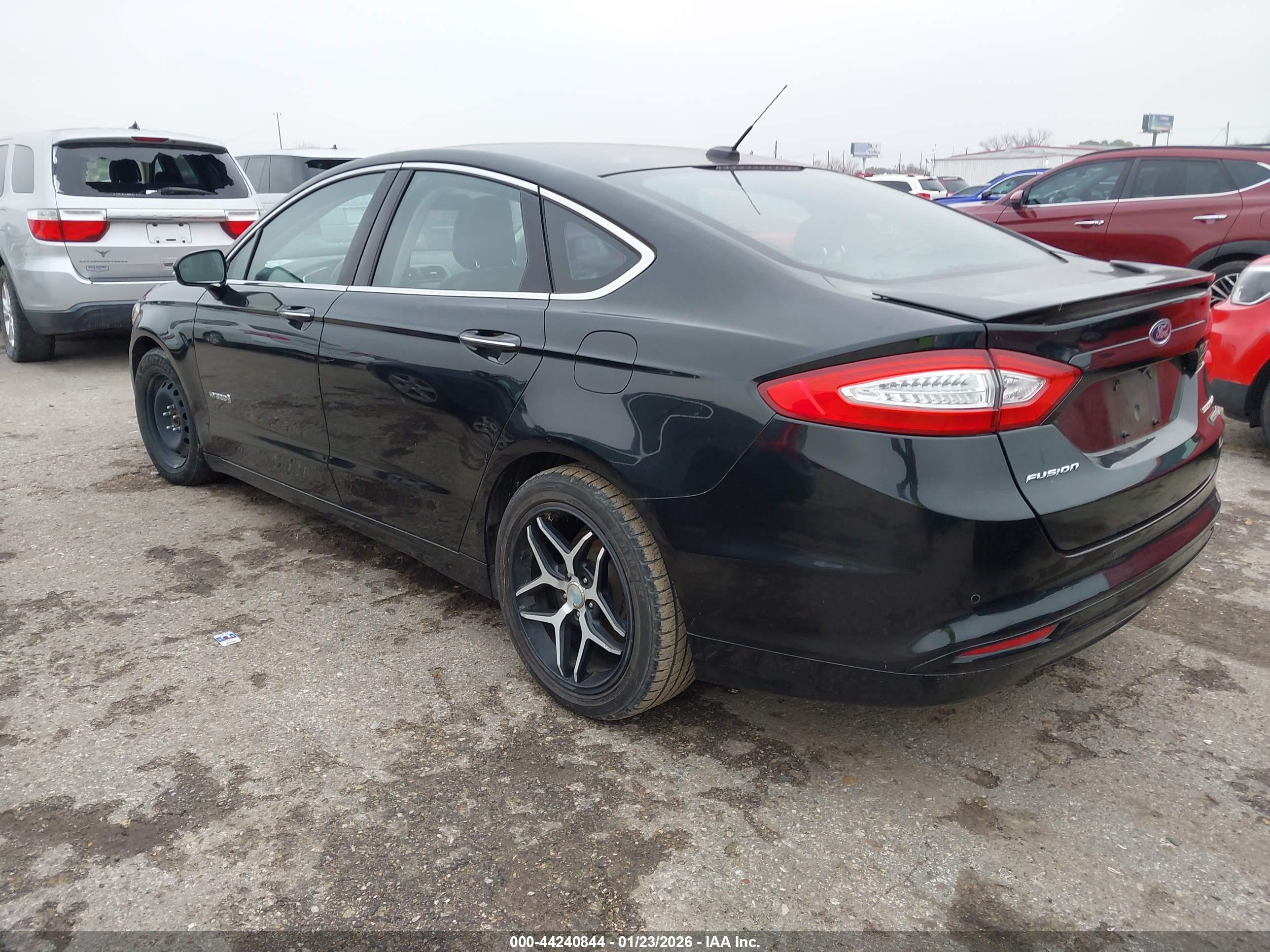 FORD FUSION image 3