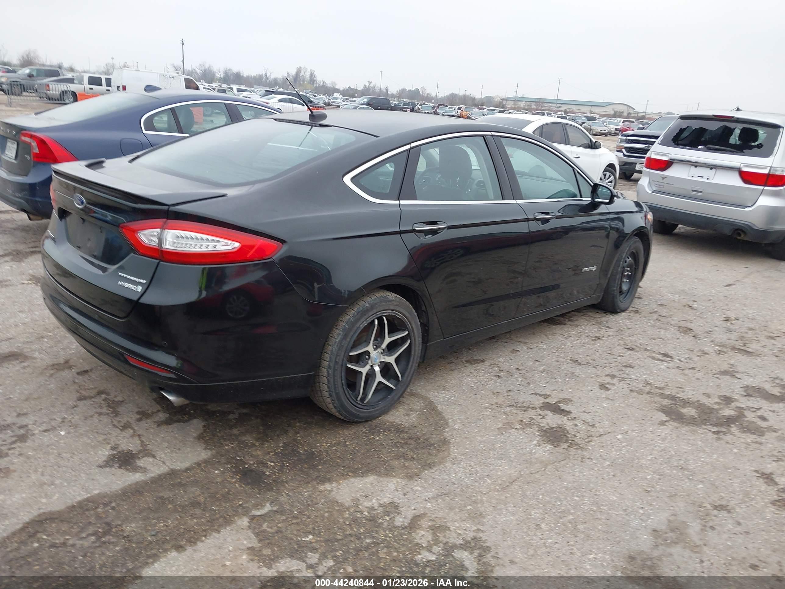 FORD FUSION image 4