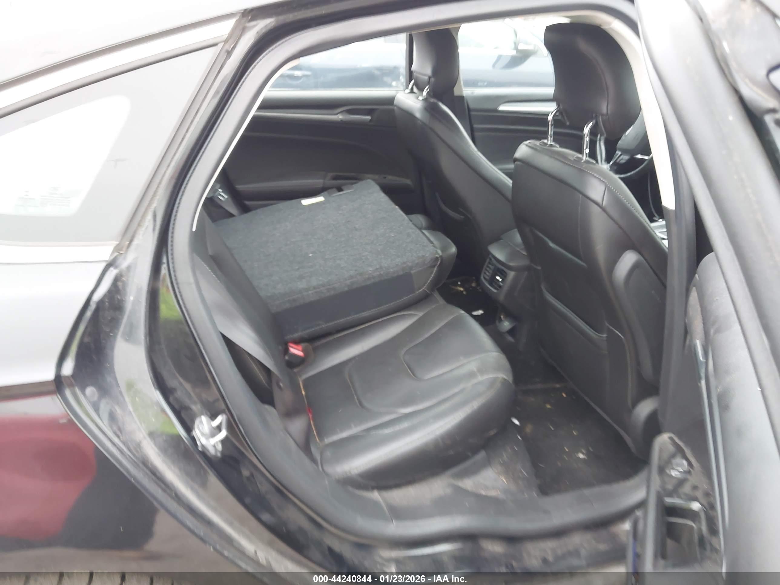 FORD FUSION image 8