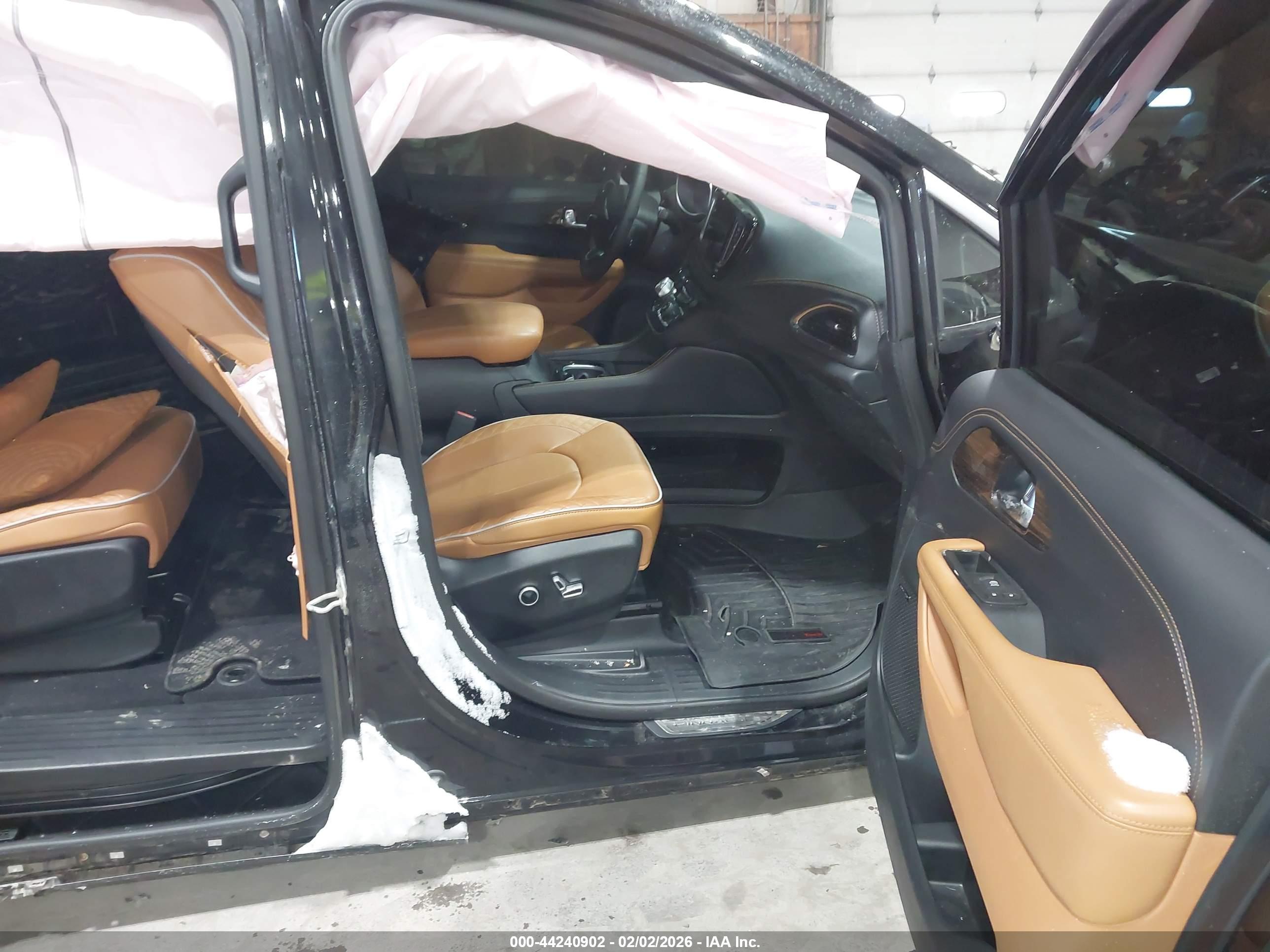 CHRYSLER PACIFICA image 5