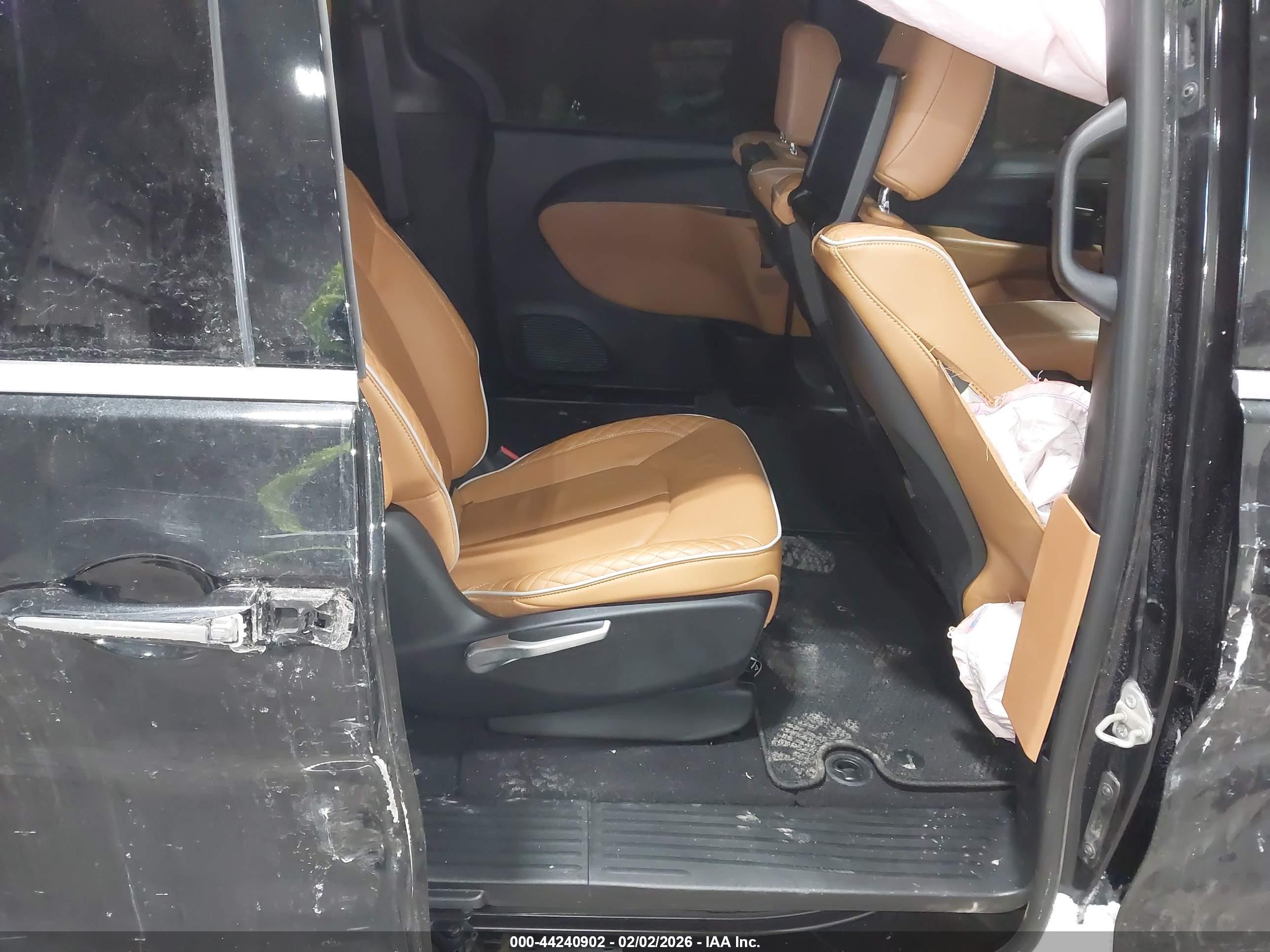 CHRYSLER PACIFICA image 8