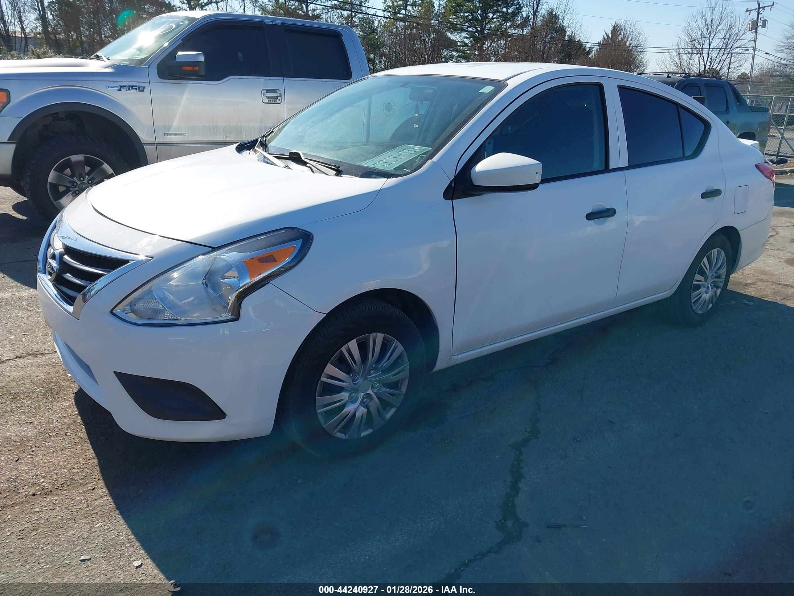 NISSAN VERSA image 2