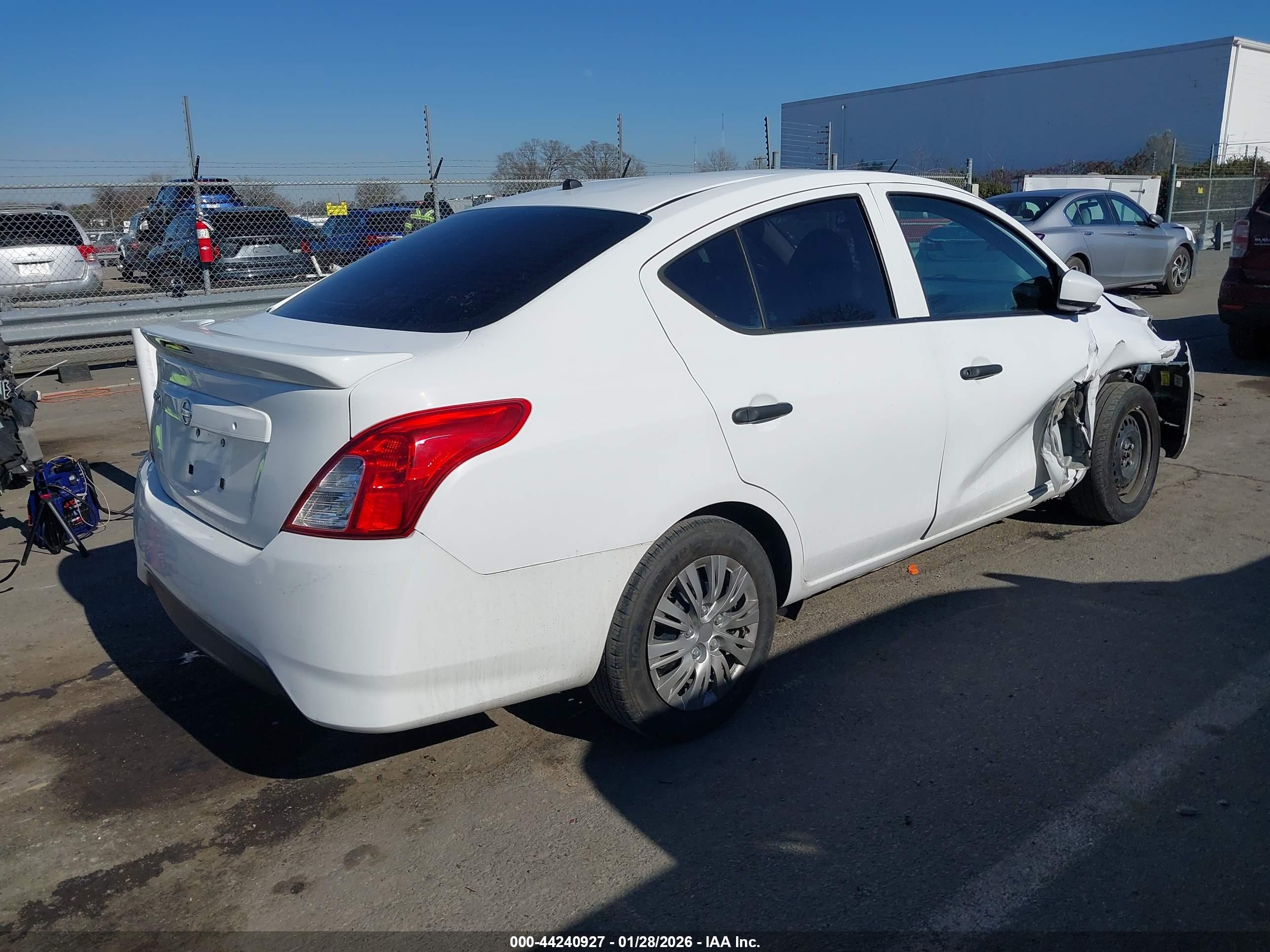 NISSAN VERSA image 4