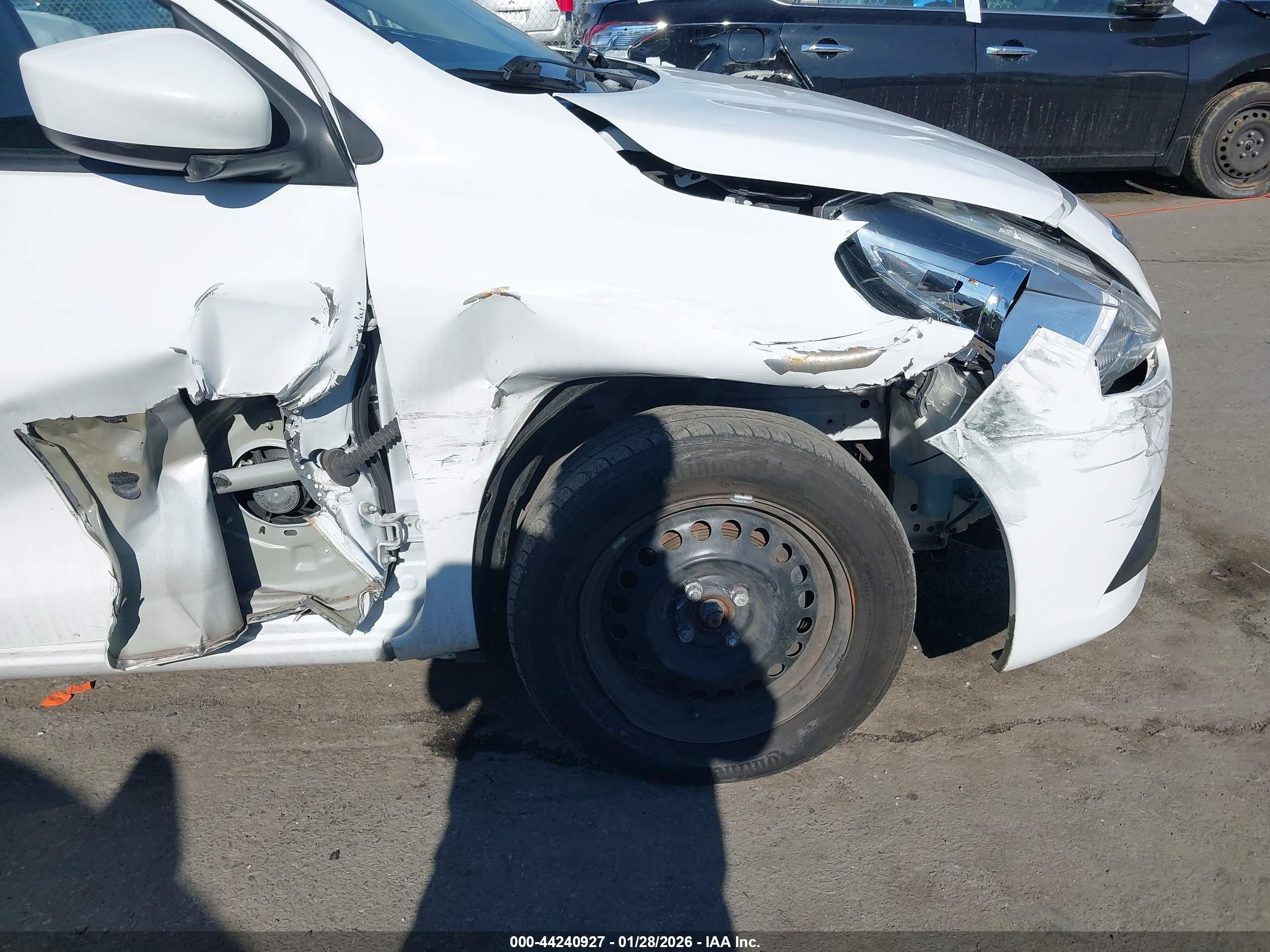 NISSAN VERSA image 6