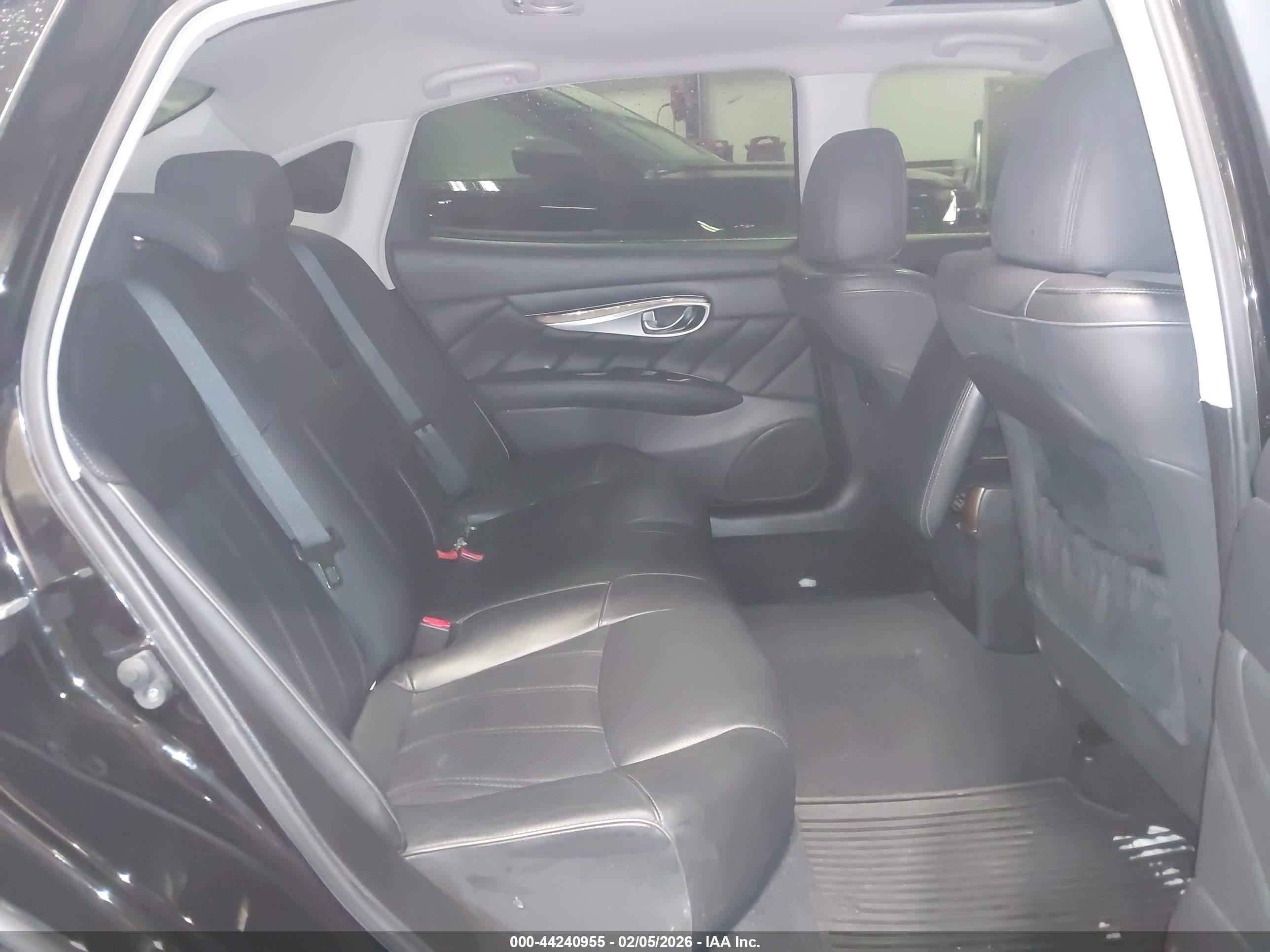 INFINITI Q70L image 8