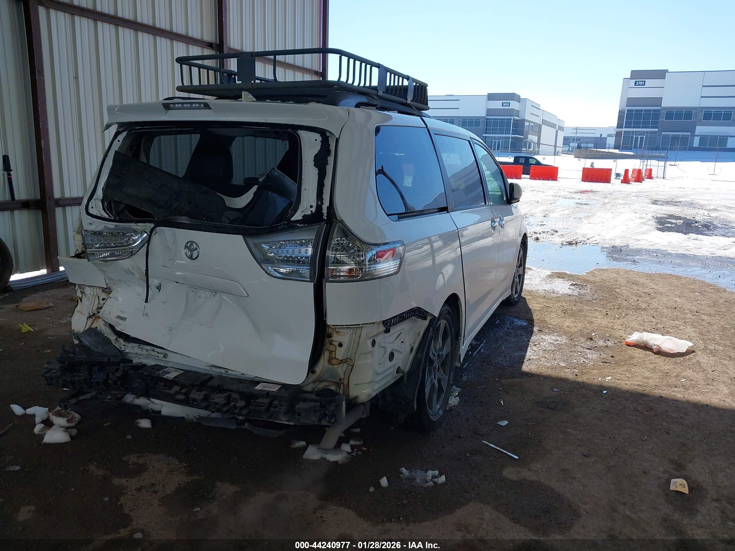 TOYOTA SIENNA image 4