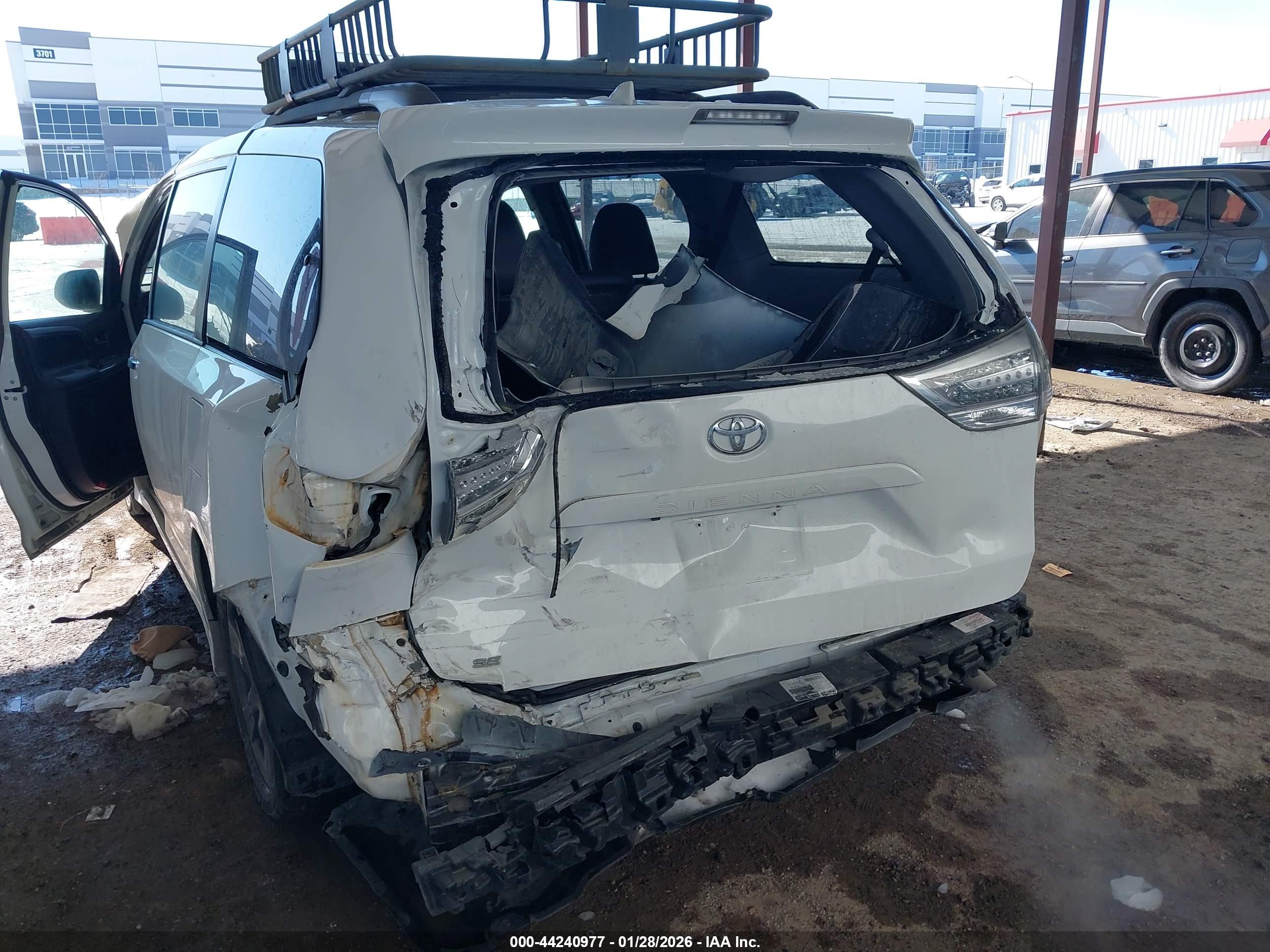 TOYOTA SIENNA image 6