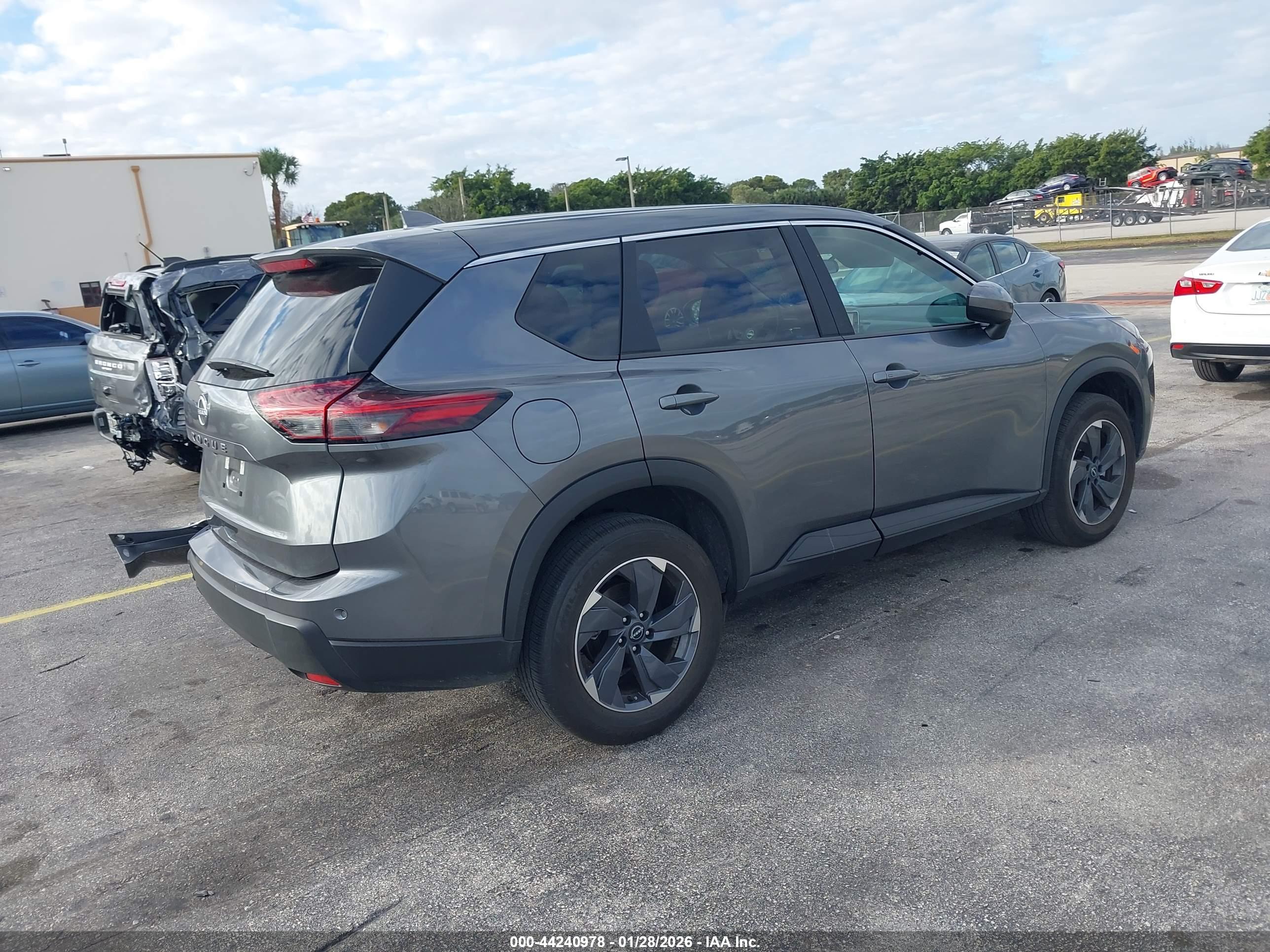 NISSAN ROGUE image 4