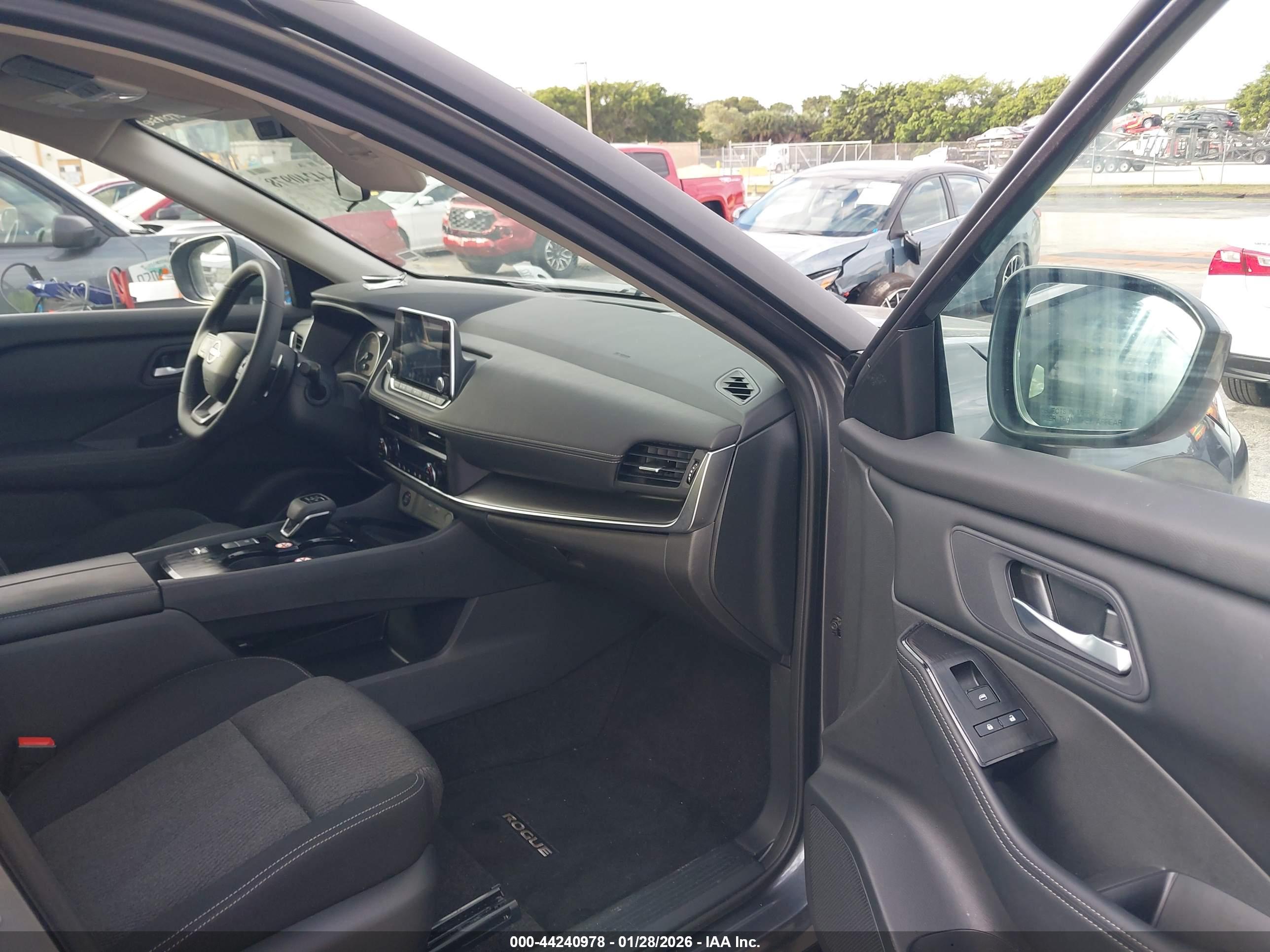 NISSAN ROGUE image 5