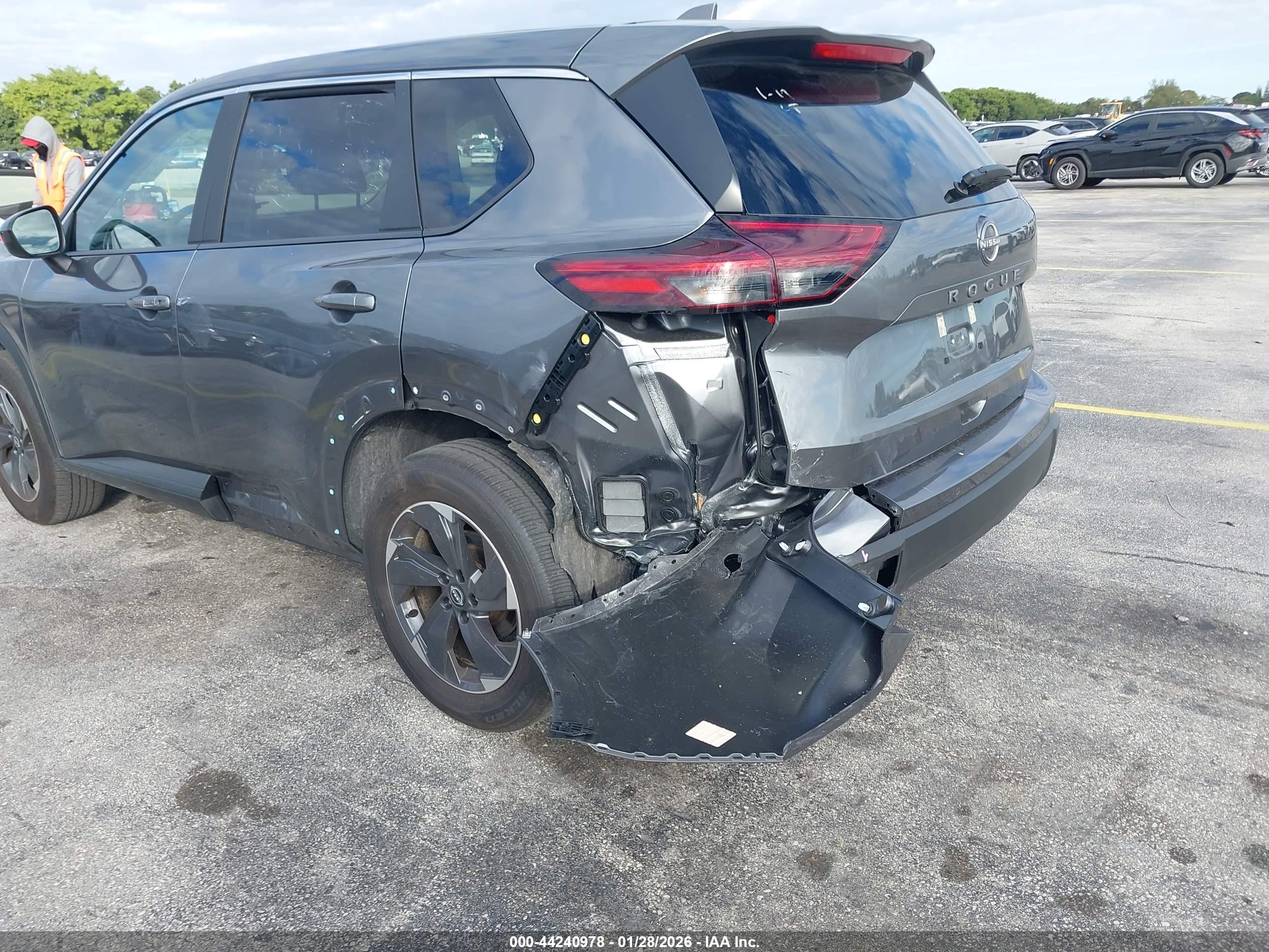 NISSAN ROGUE image 6