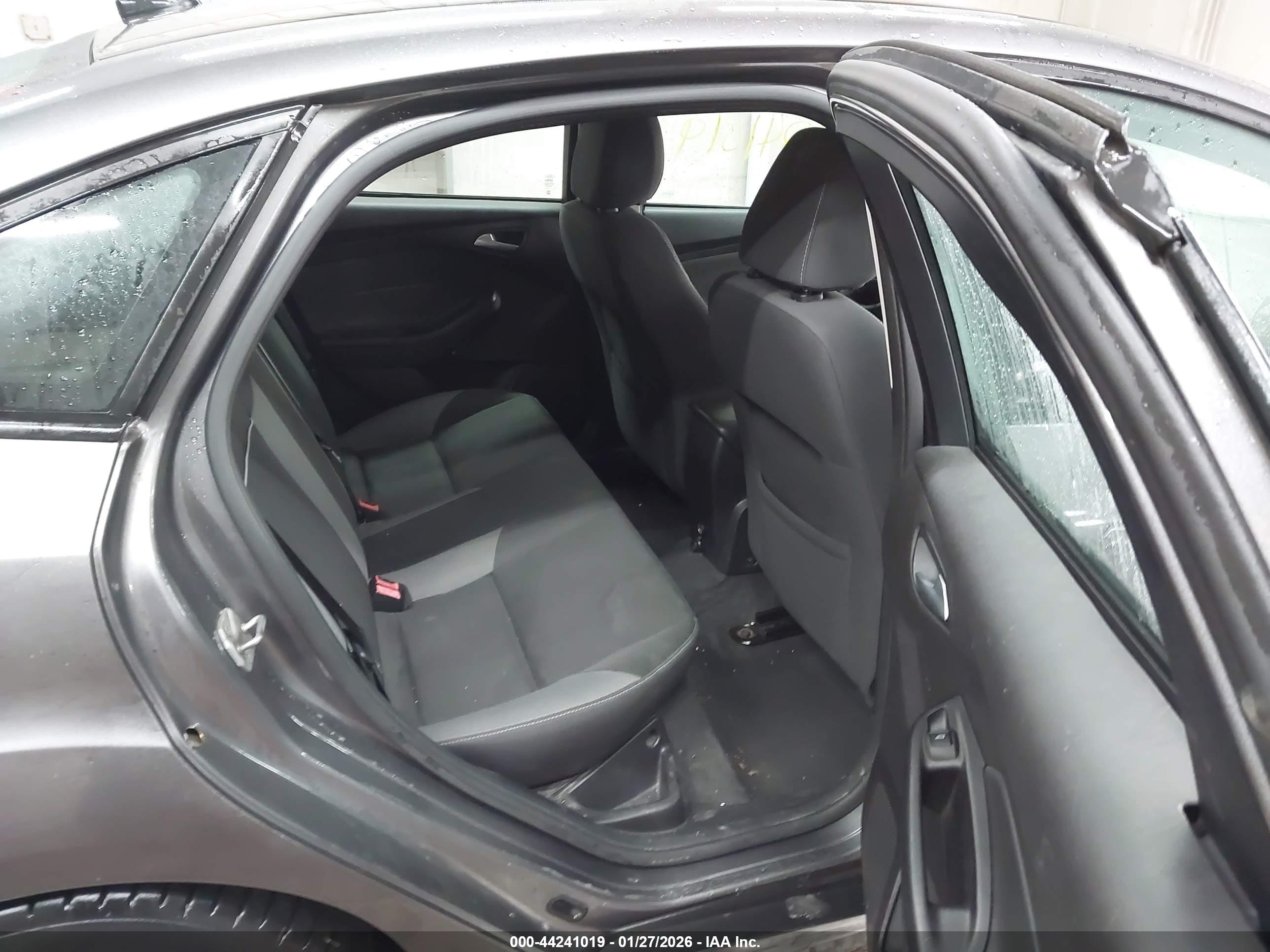 FORD FOCUS image 8