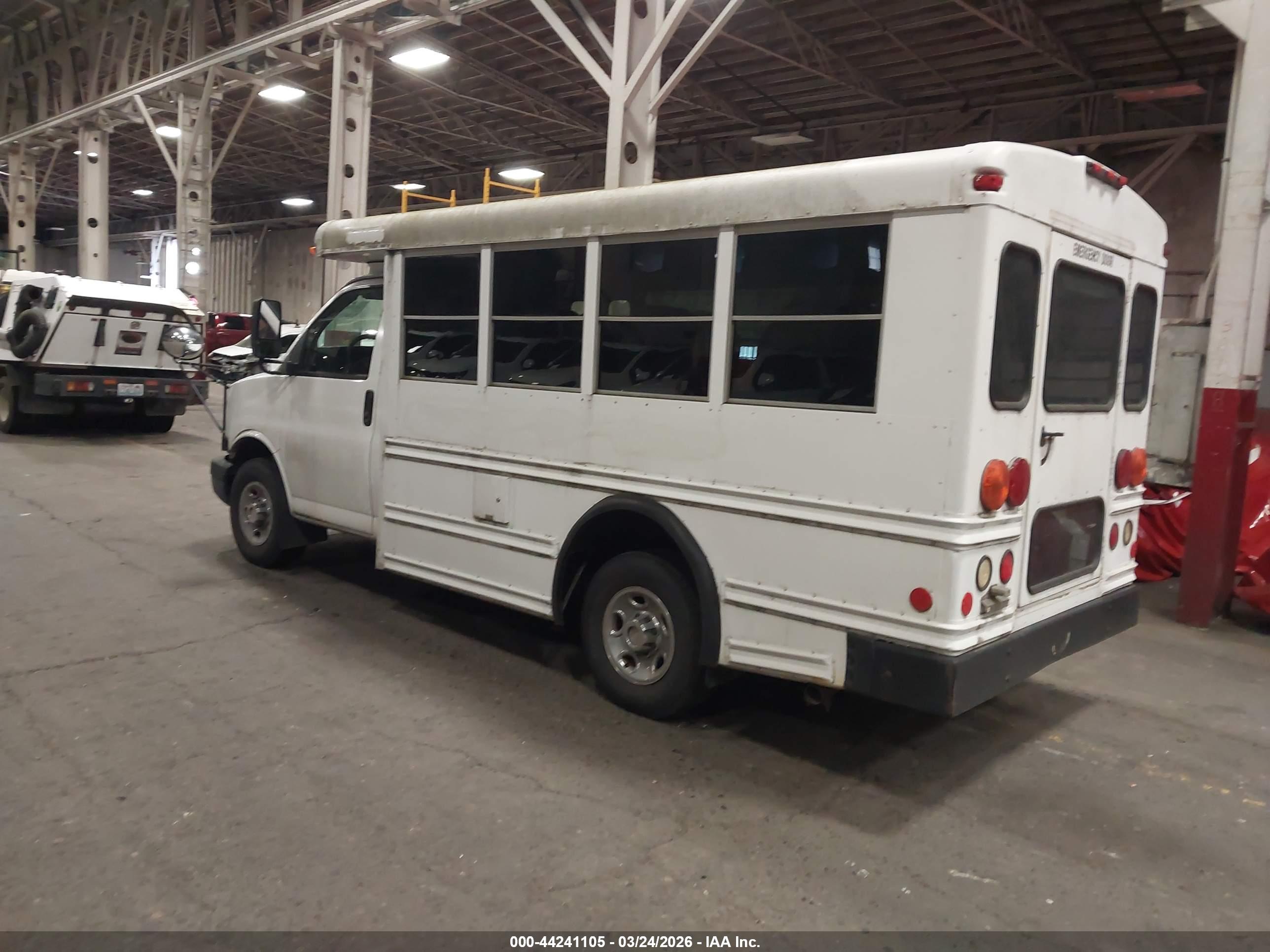 CHEVROLET EXPRESS image 3