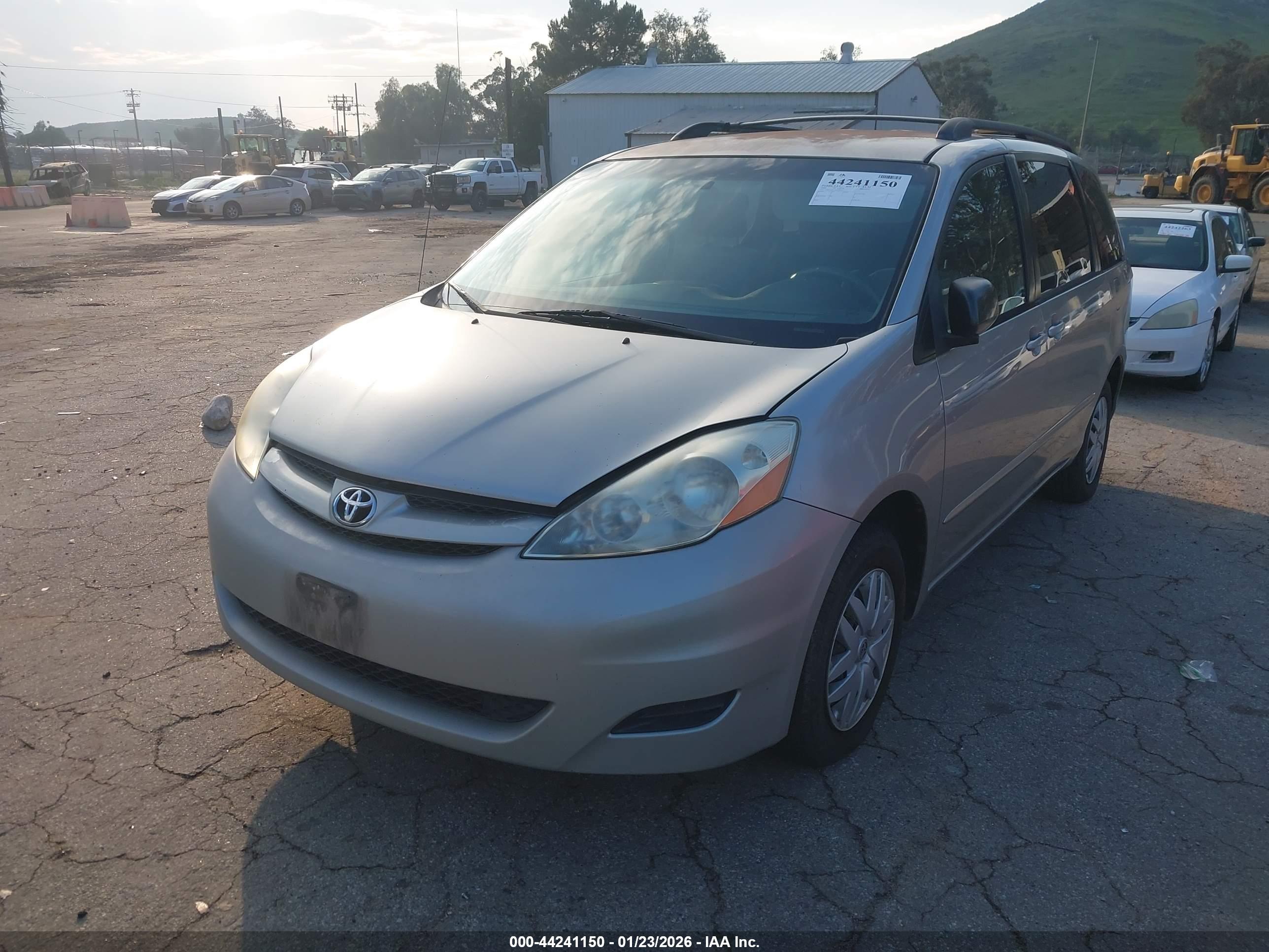 TOYOTA SIENNA image 2