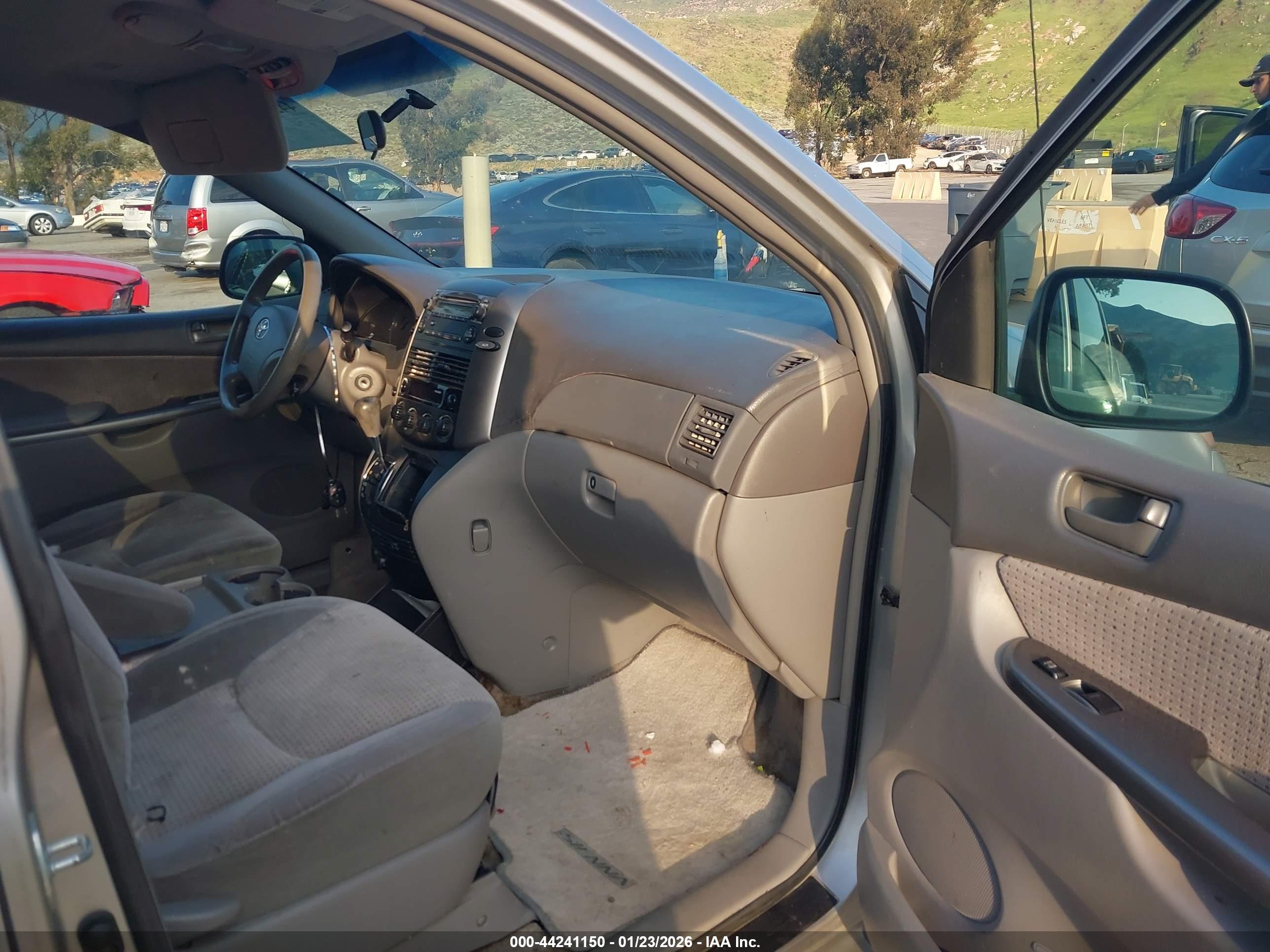 TOYOTA SIENNA image 5