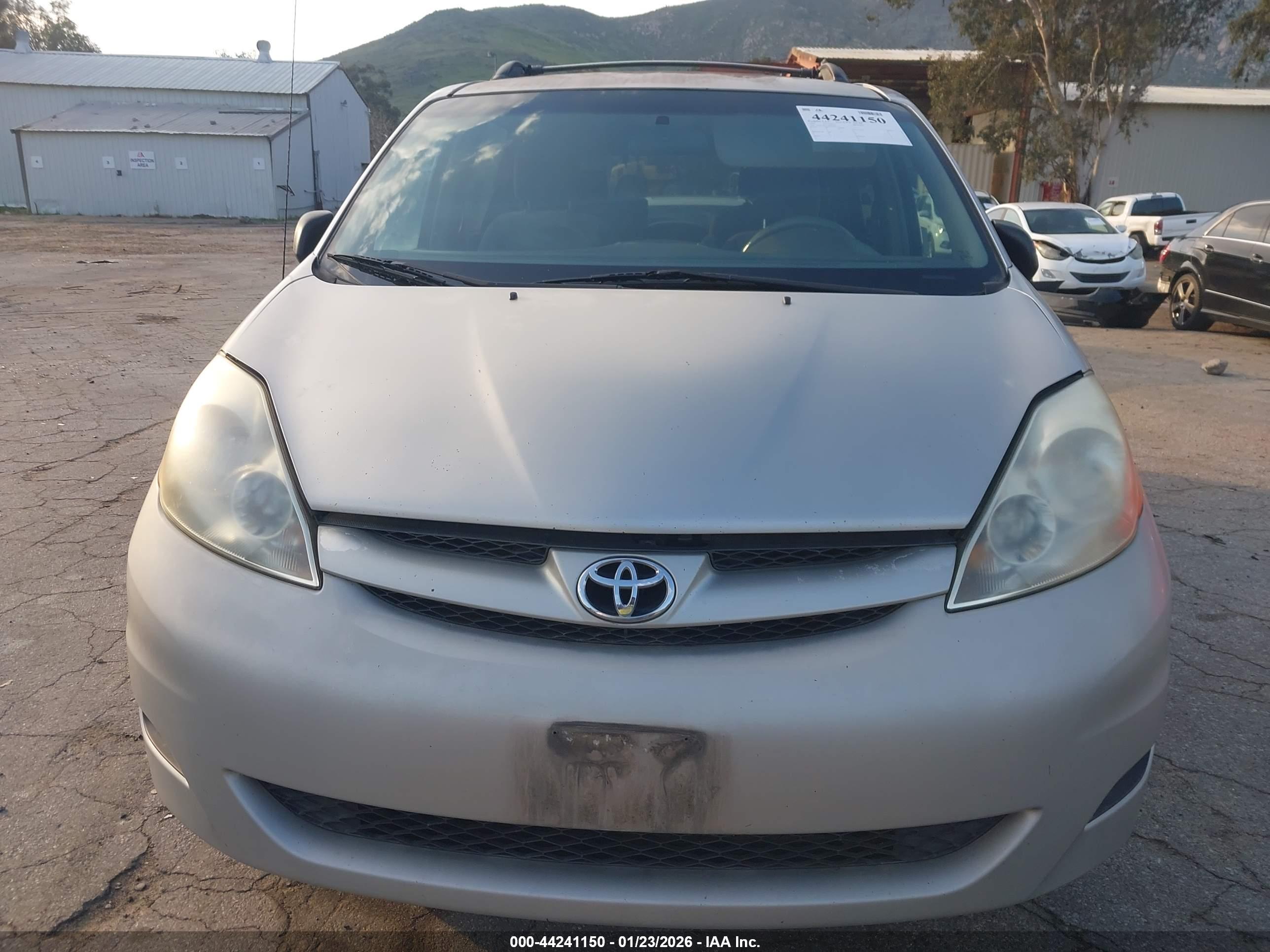 TOYOTA SIENNA image 6