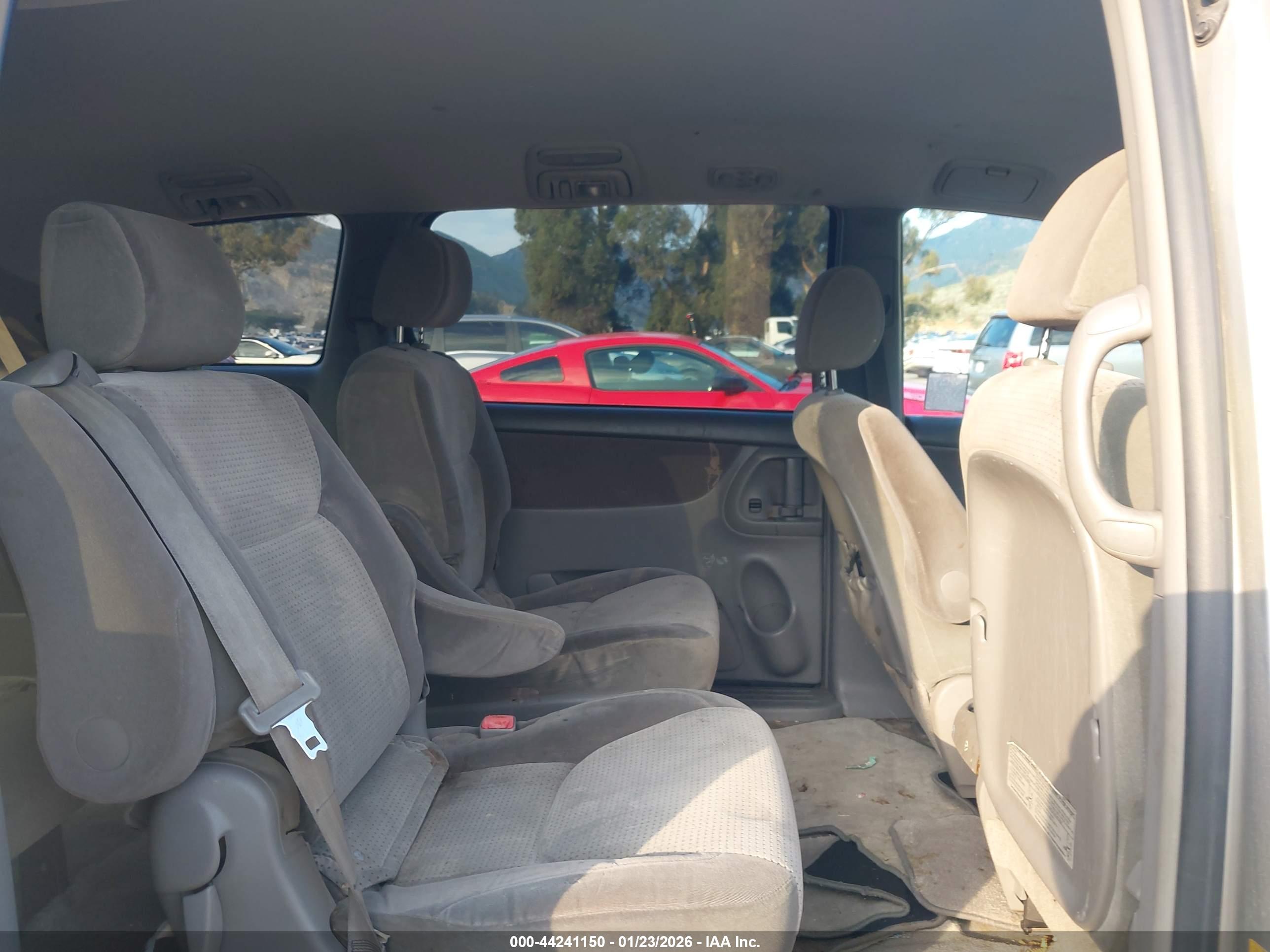 TOYOTA SIENNA image 8