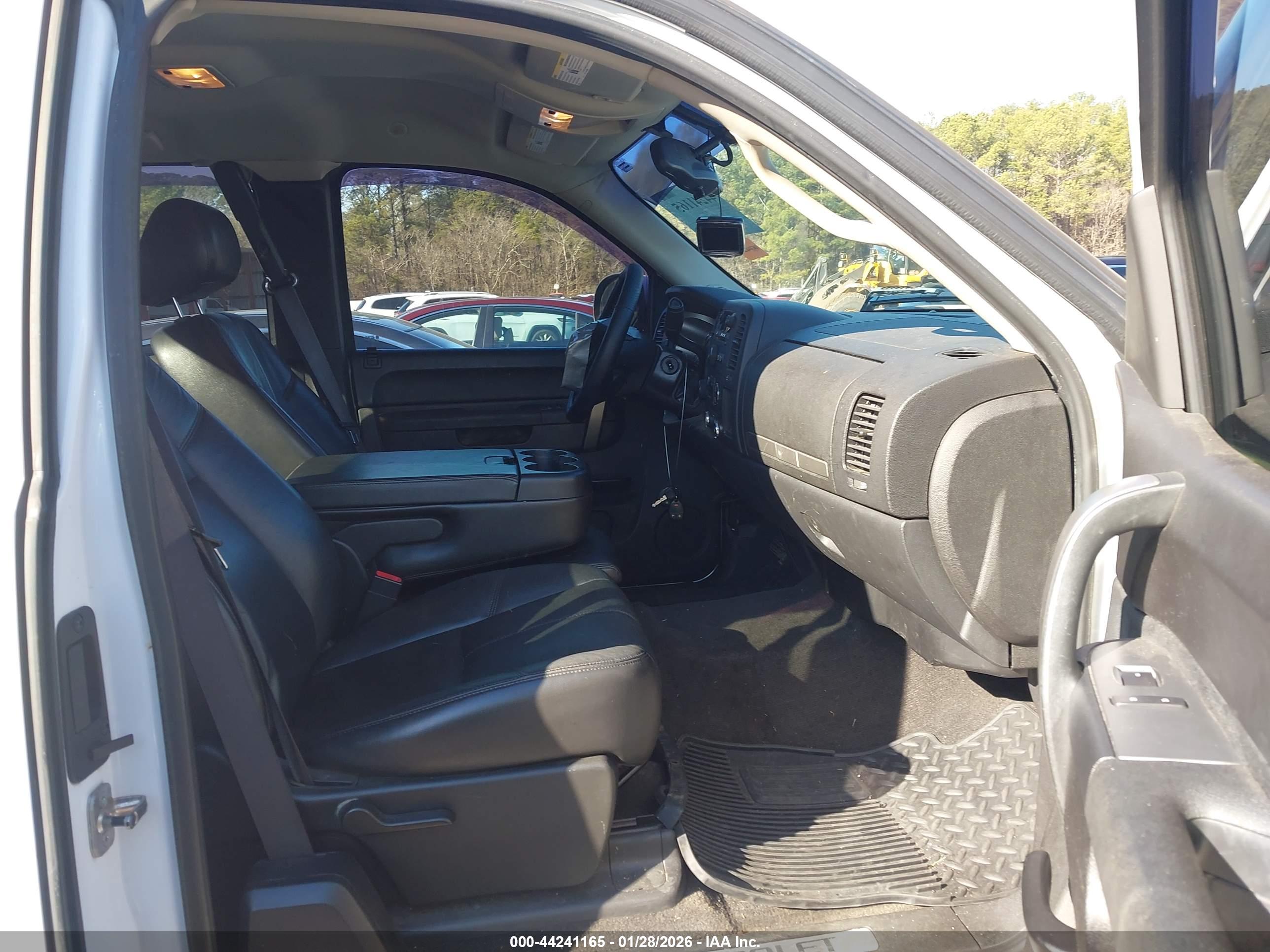 CHEVROLET SILVERADO image 5