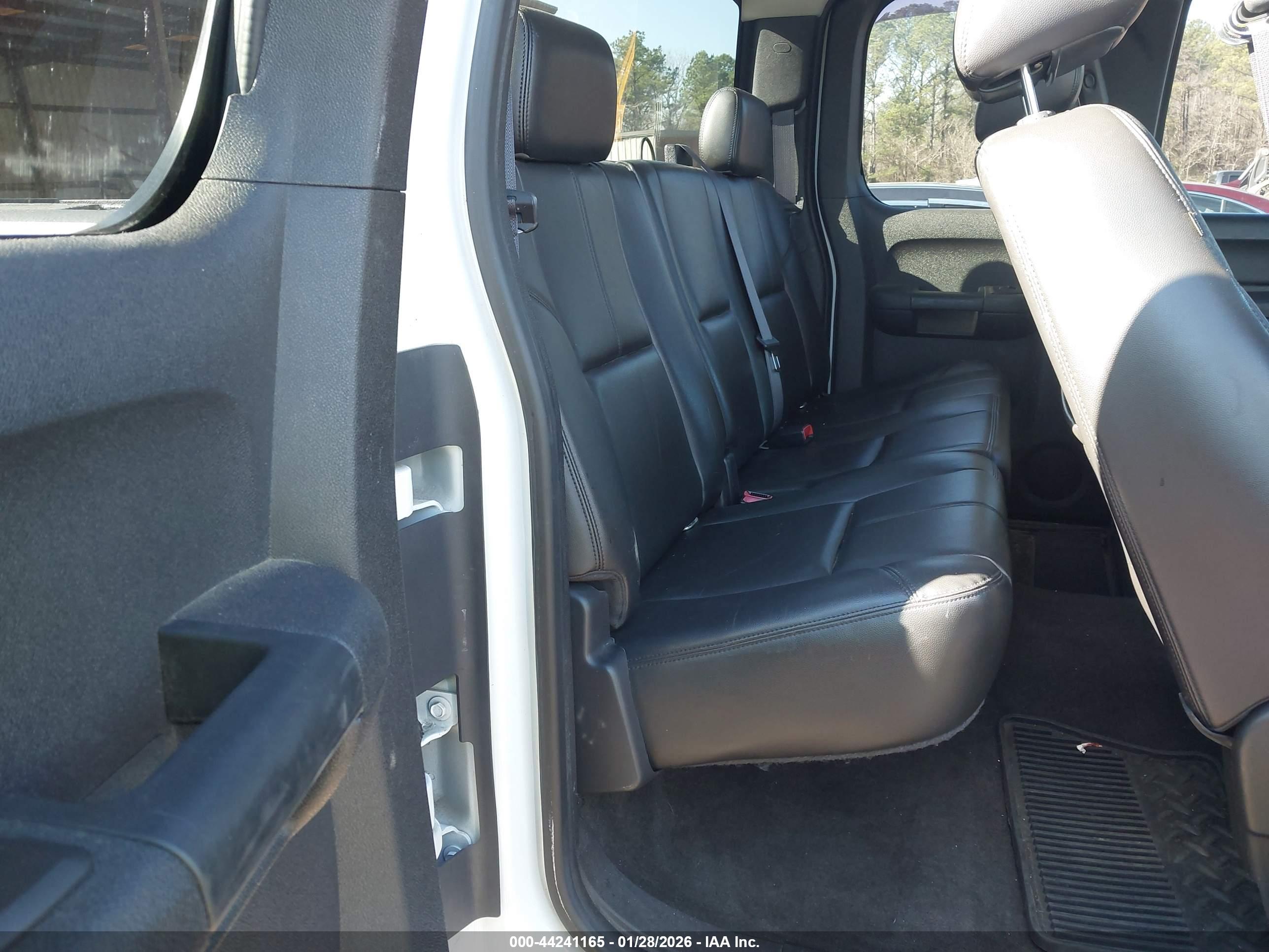 CHEVROLET SILVERADO image 8