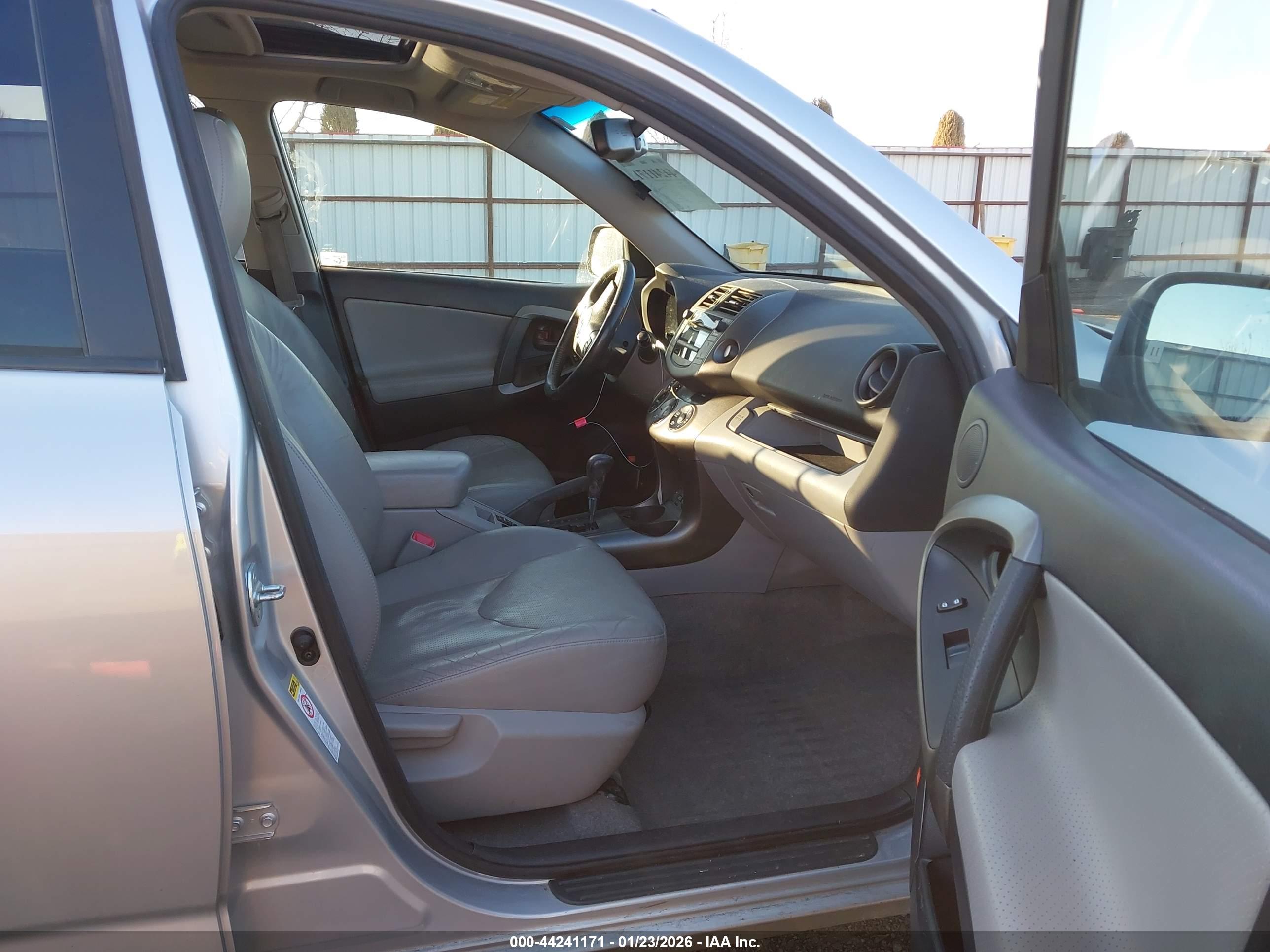 TOYOTA RAV4 image 5