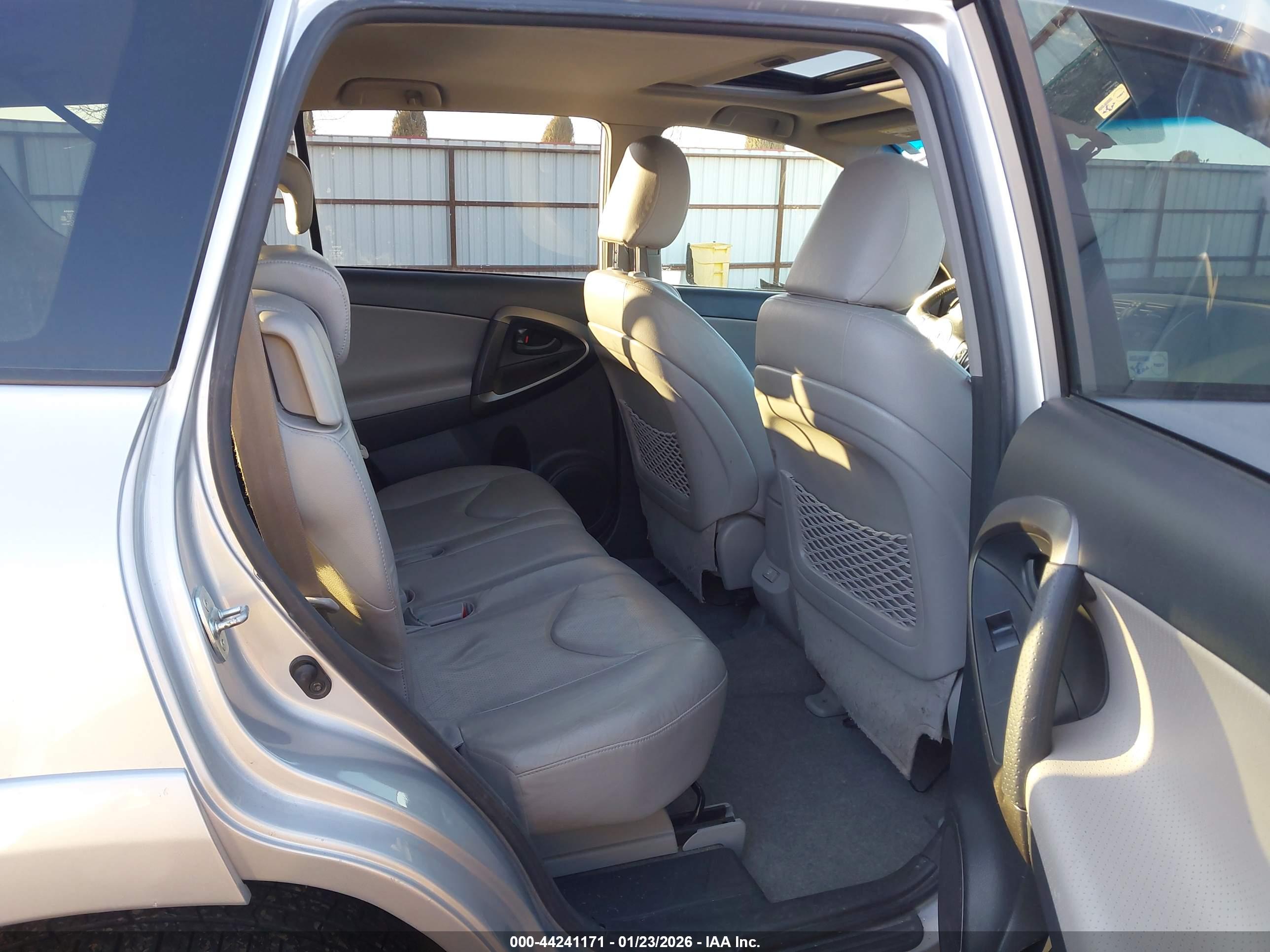 TOYOTA RAV4 image 8