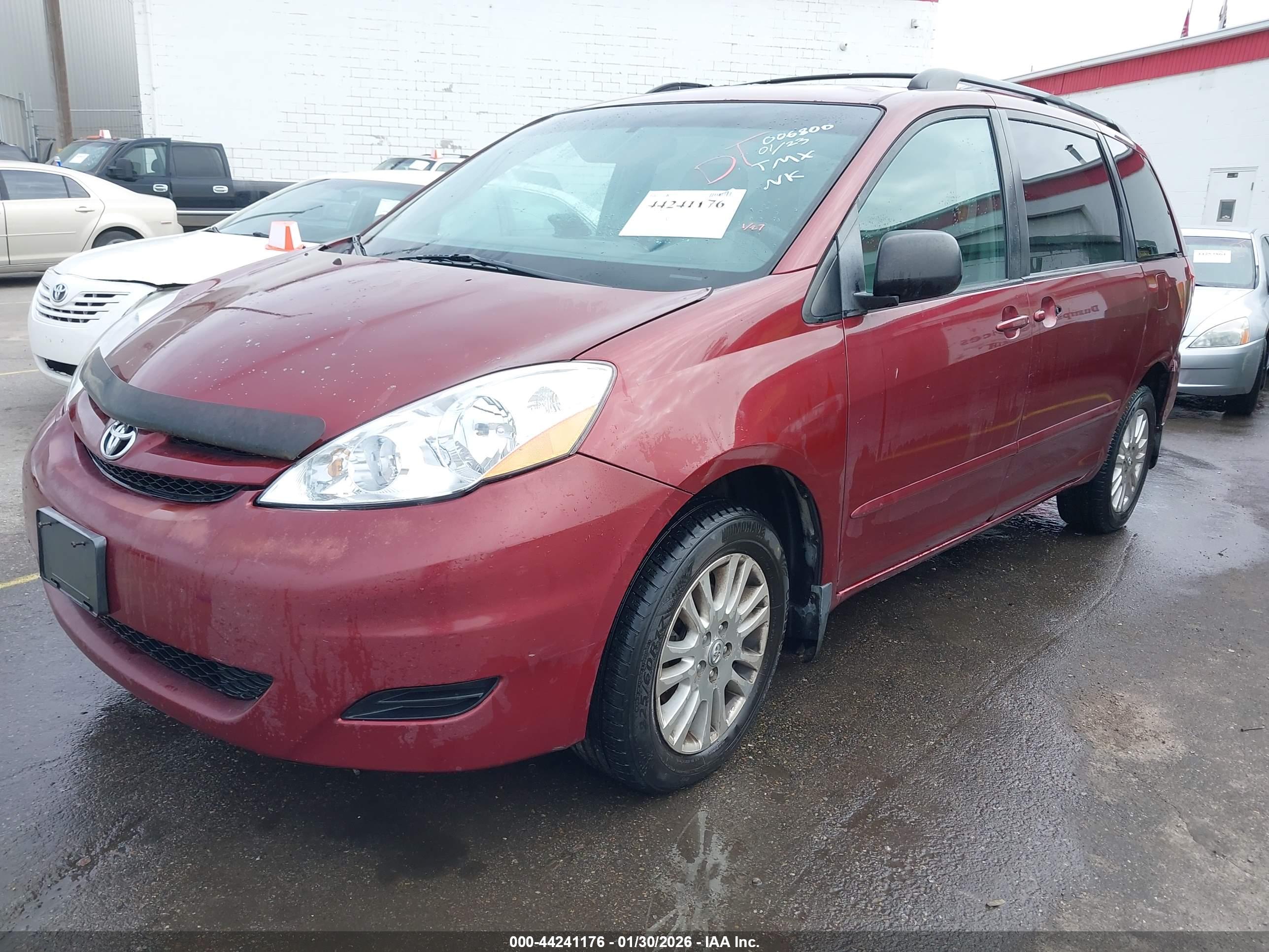 TOYOTA SIENNA image 2