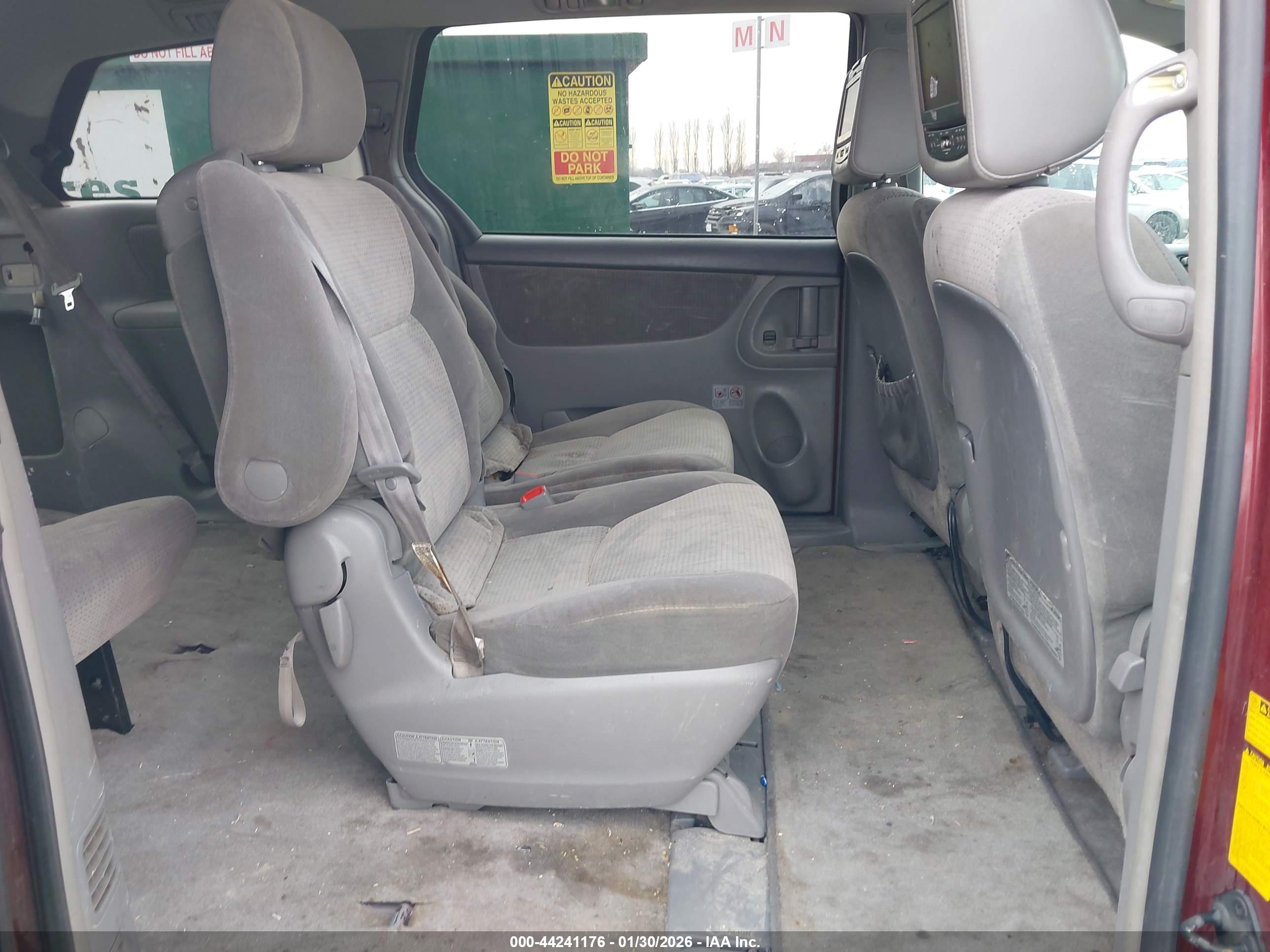 TOYOTA SIENNA image 8
