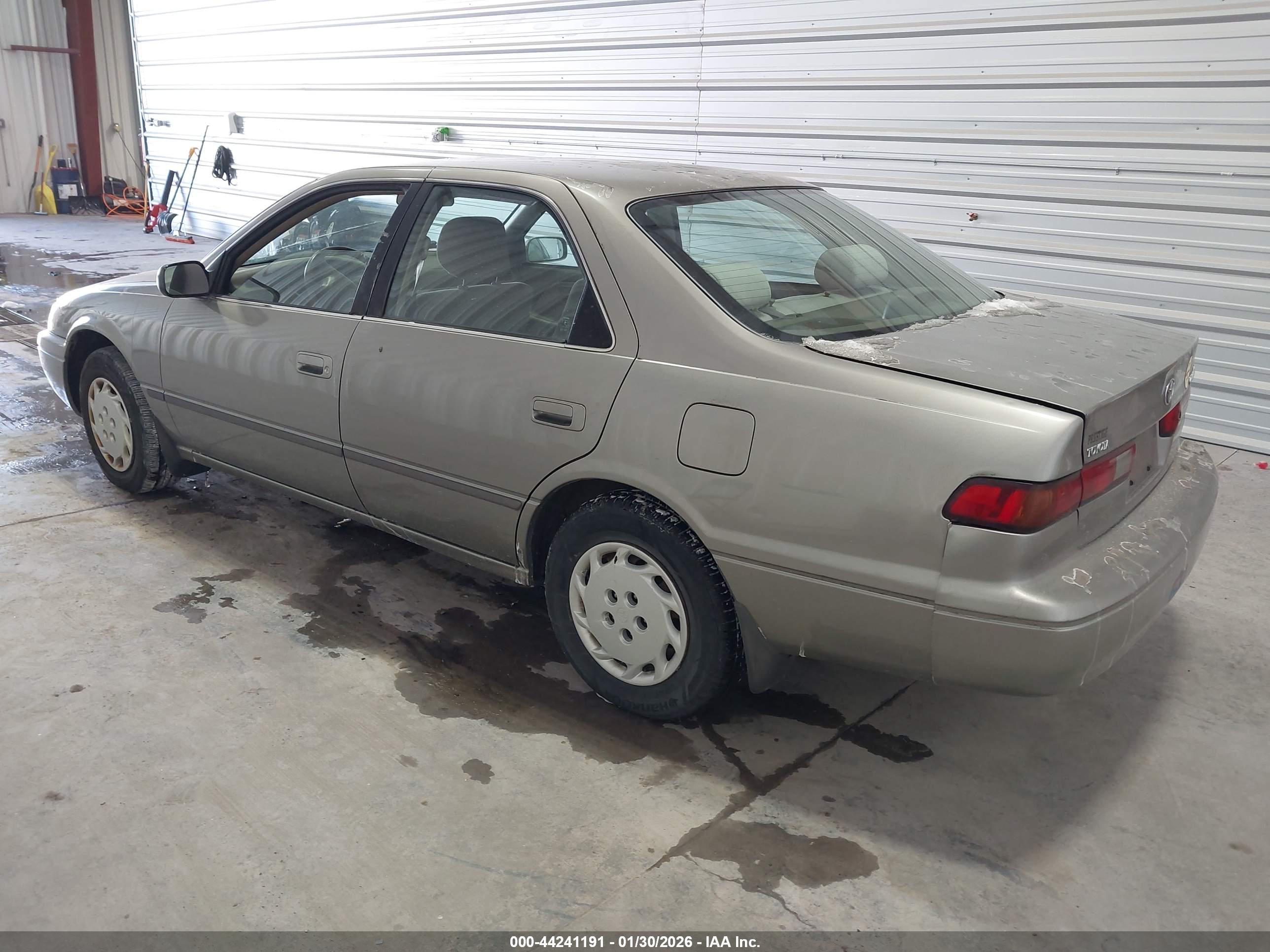 TOYOTA CAMRY image 3