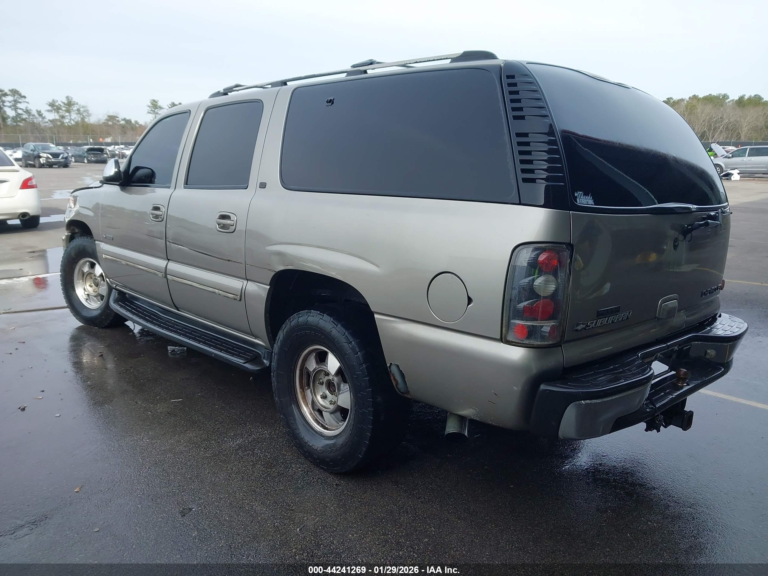 CHEVROLET SUBURBAN image 3