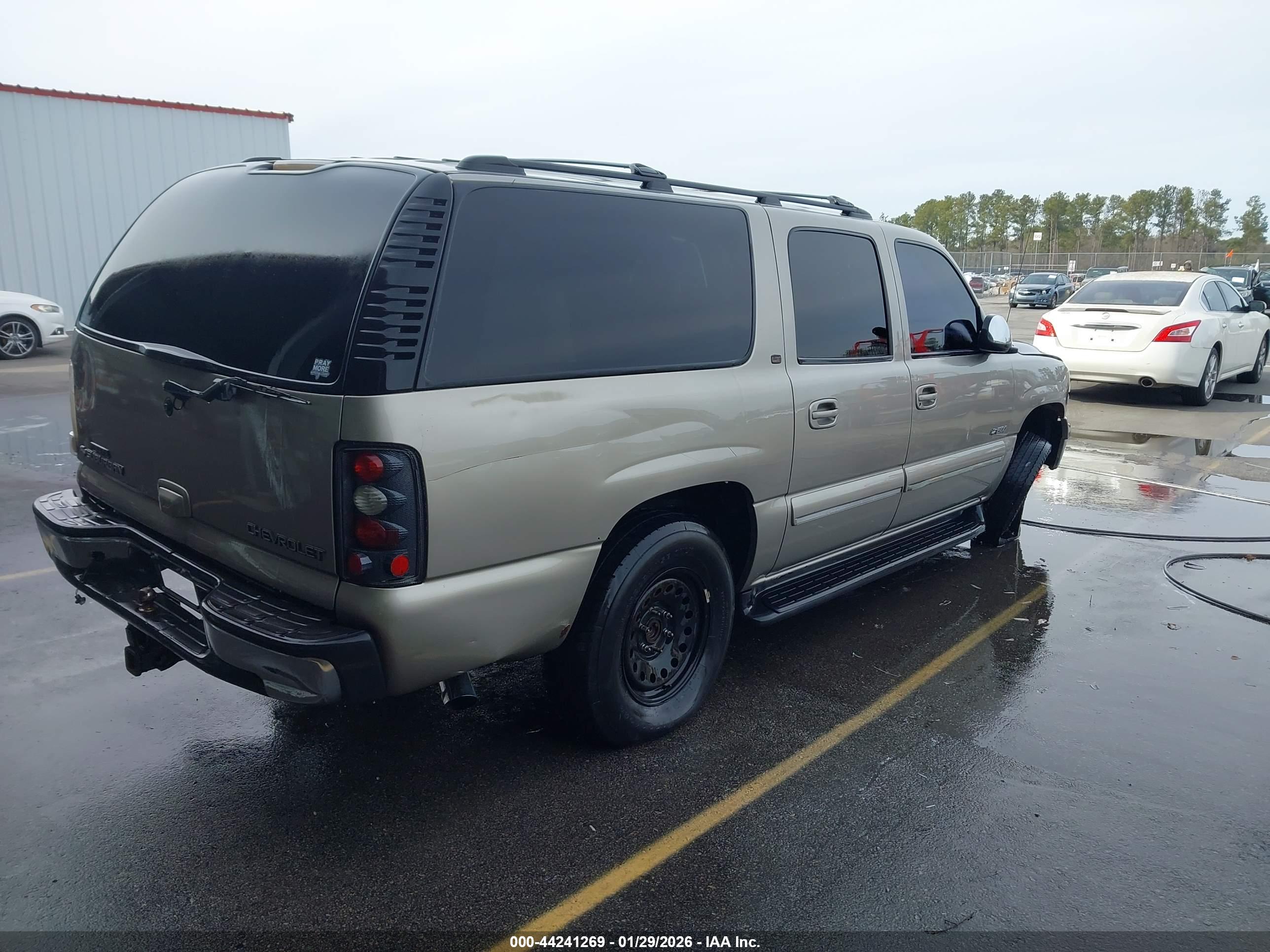 CHEVROLET SUBURBAN image 4