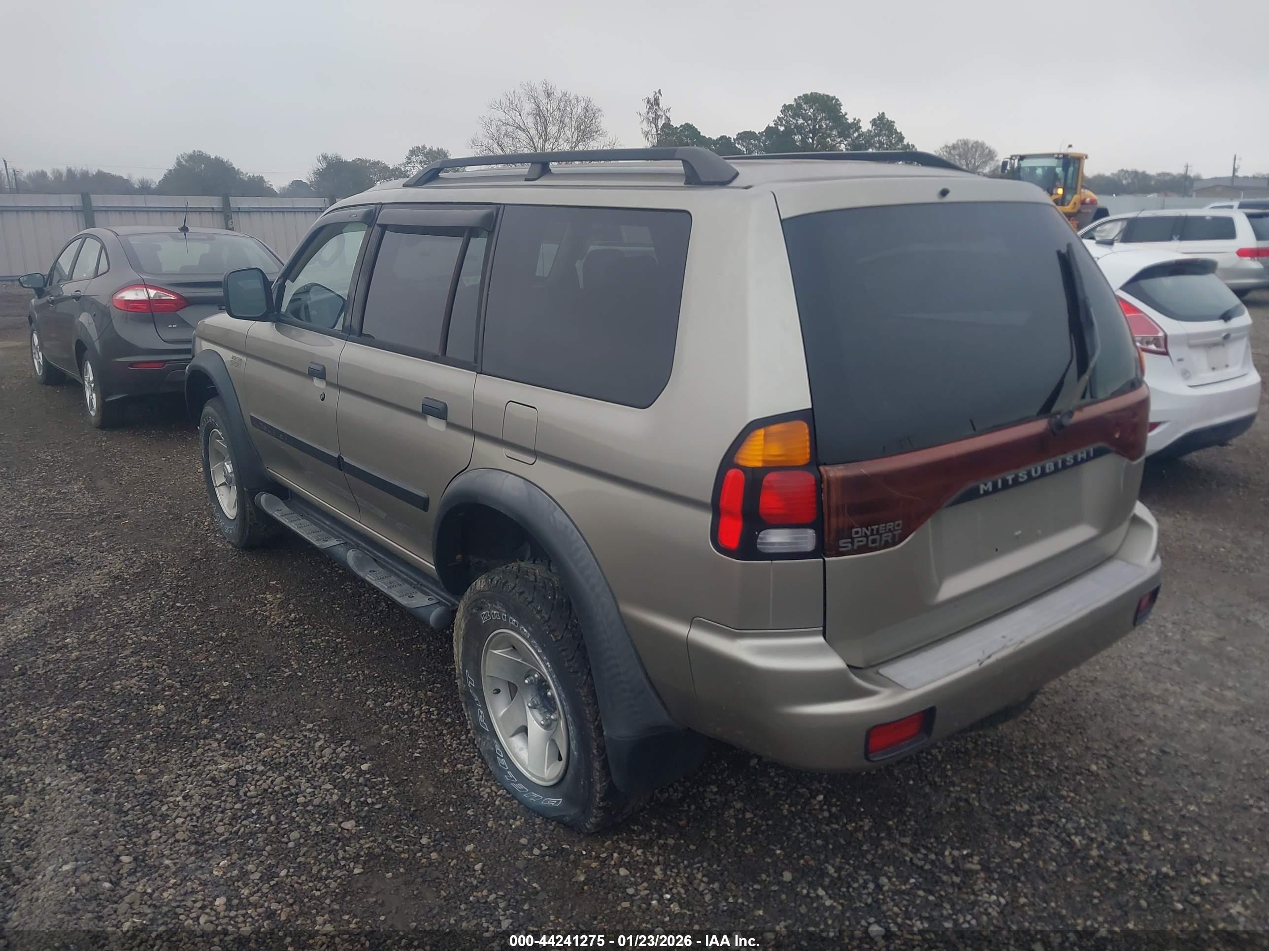 MITSUBISHI MONTERO image 3