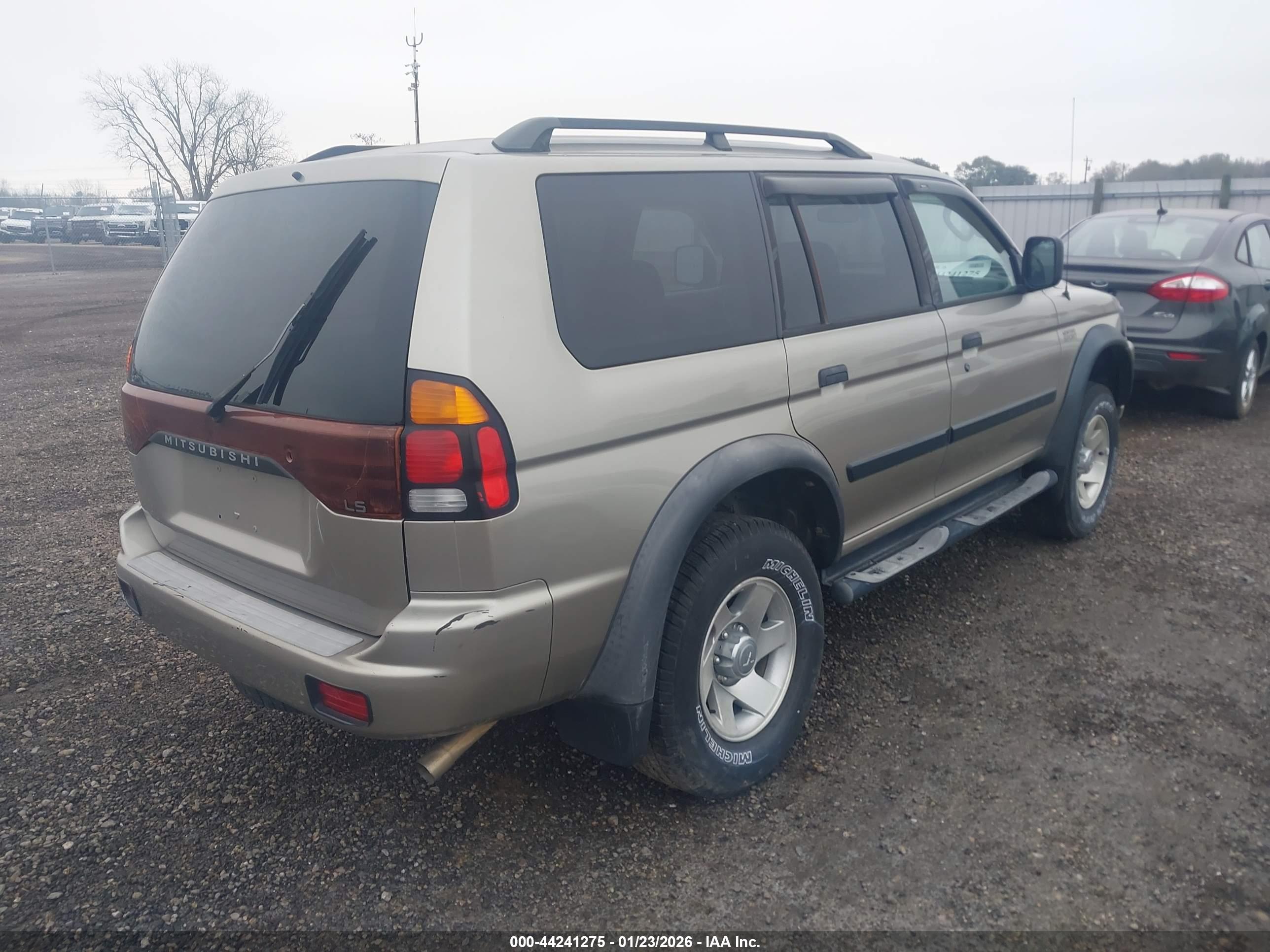 MITSUBISHI MONTERO image 4