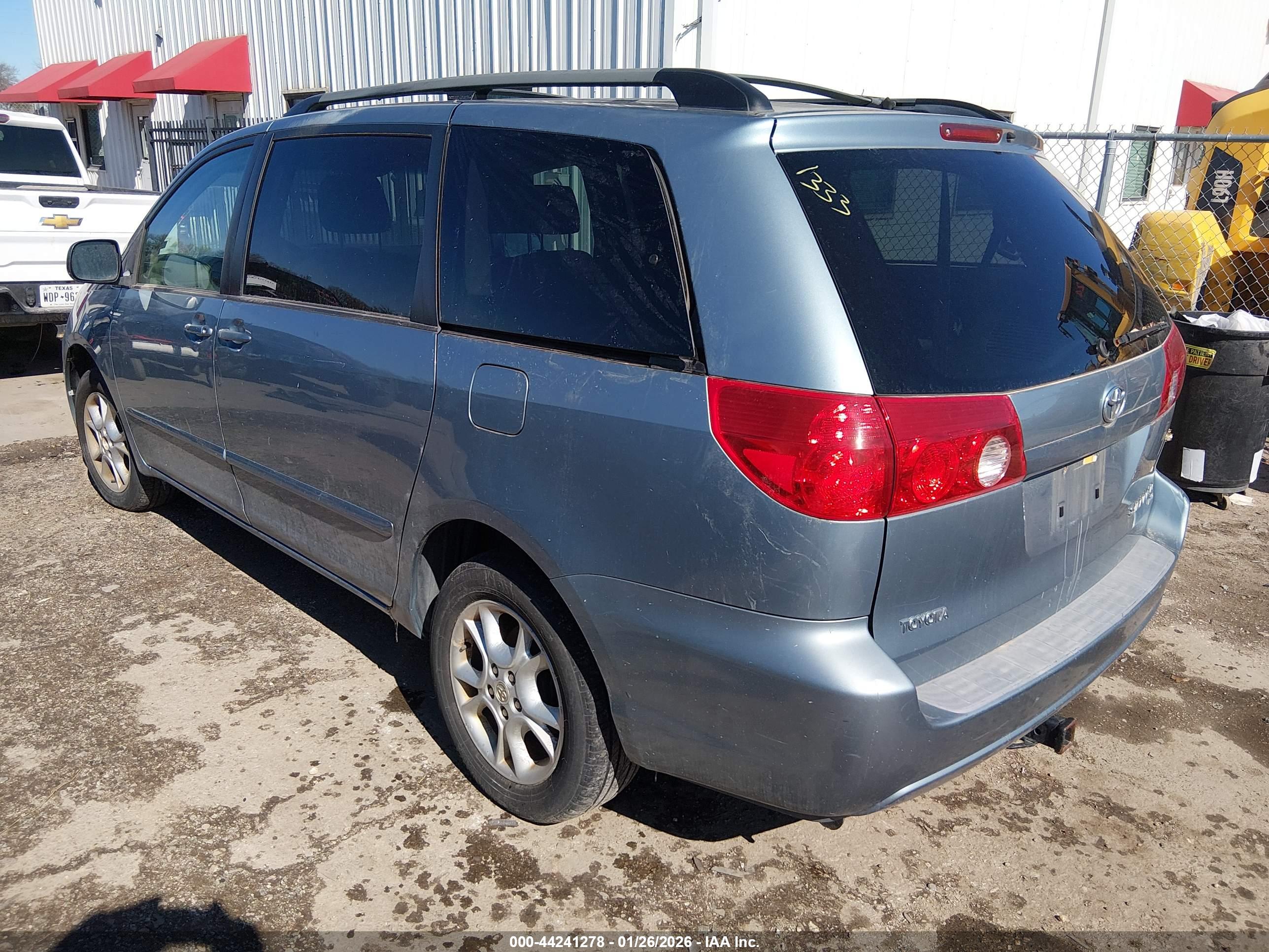 TOYOTA SIENNA image 3