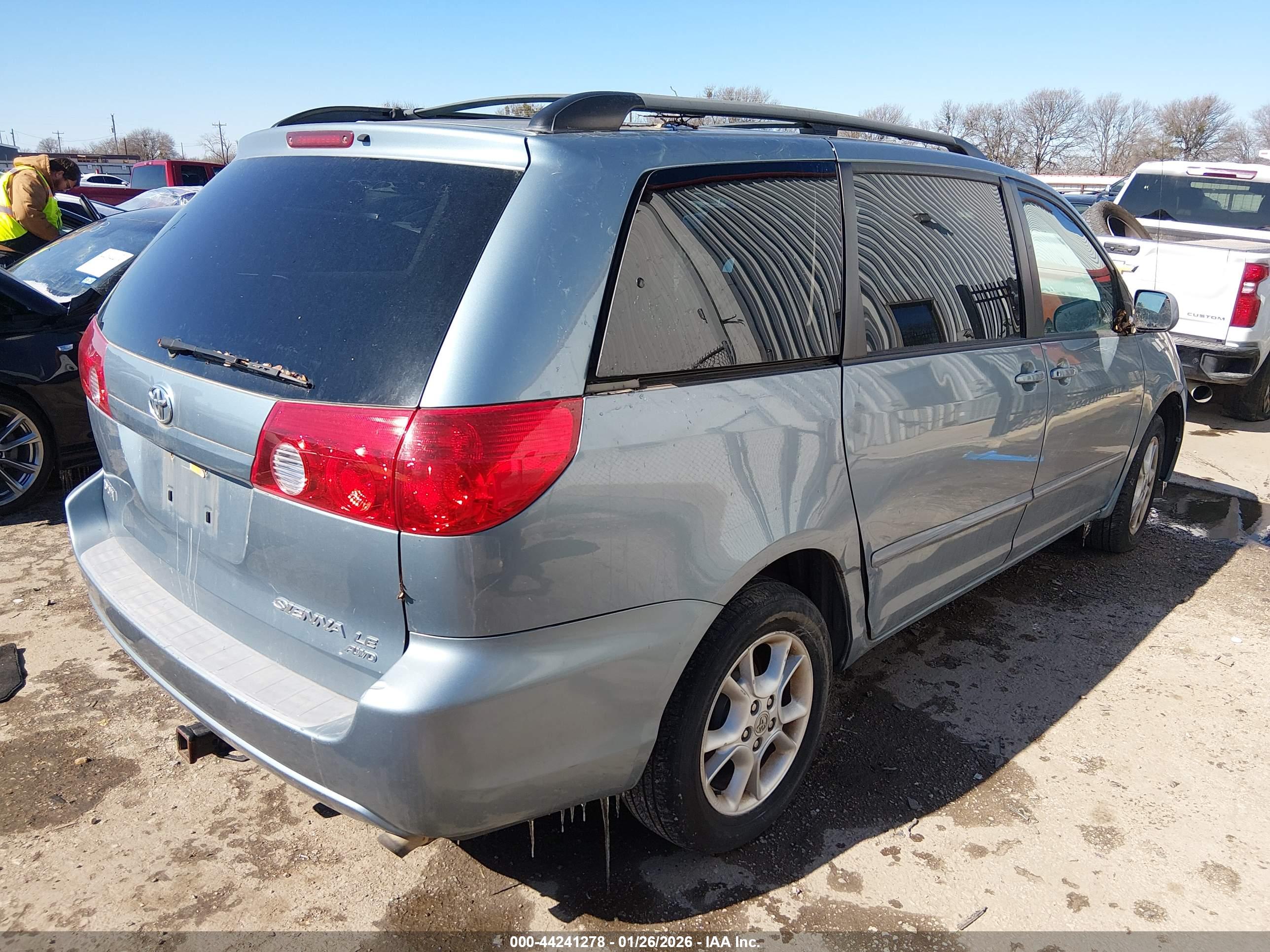 TOYOTA SIENNA image 4