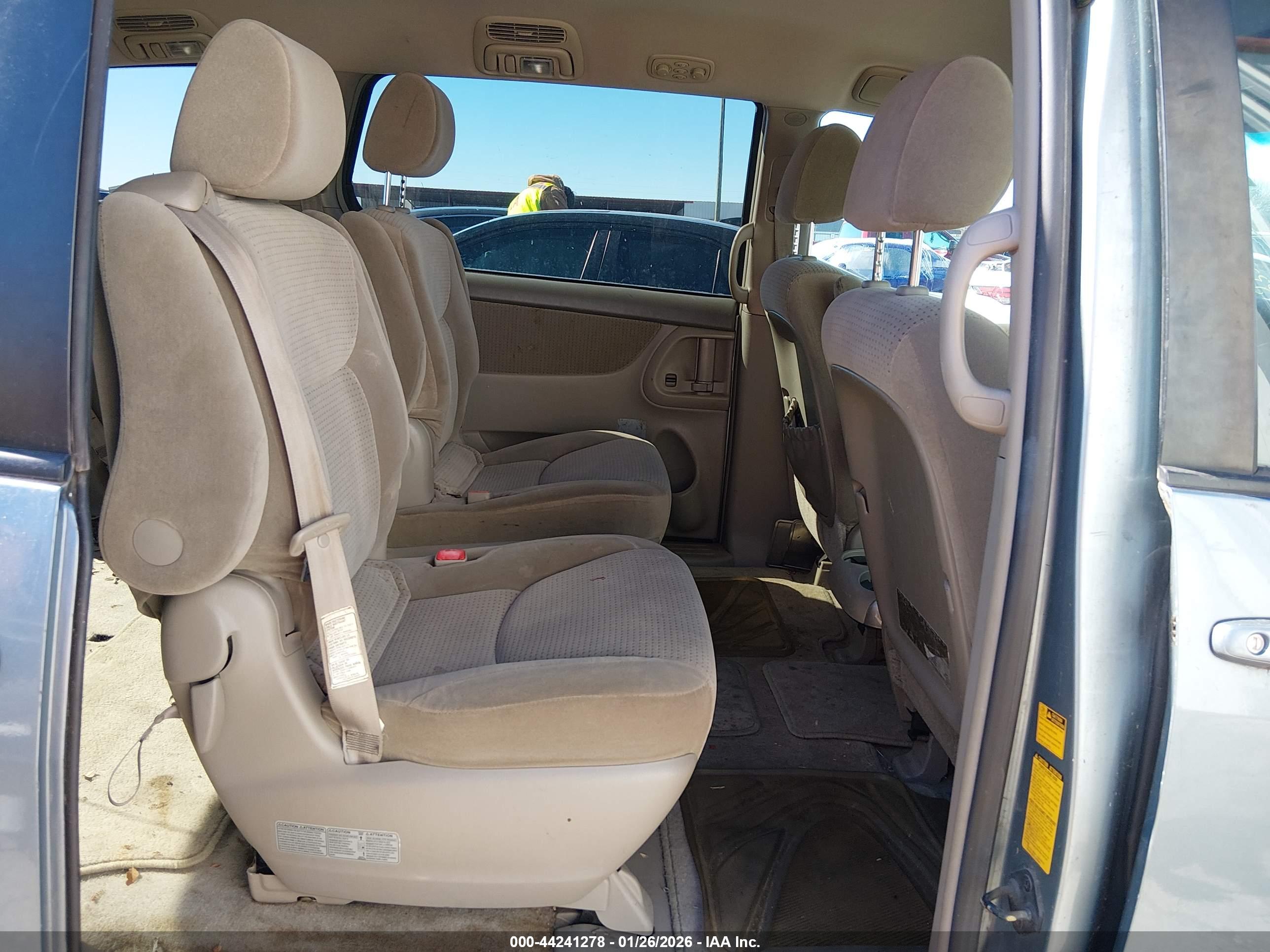 TOYOTA SIENNA image 8