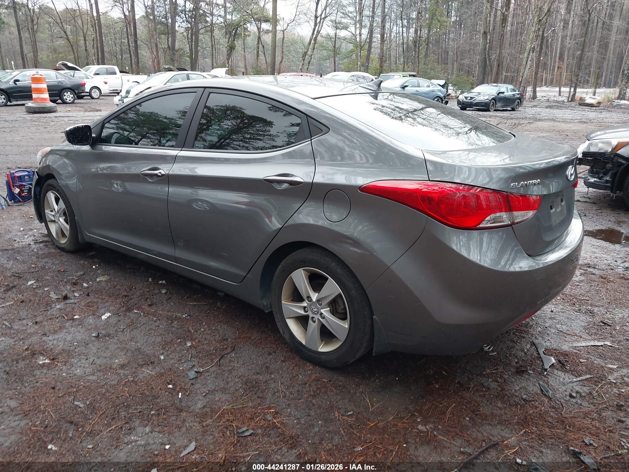 HYUNDAI ELANTRA image 3
